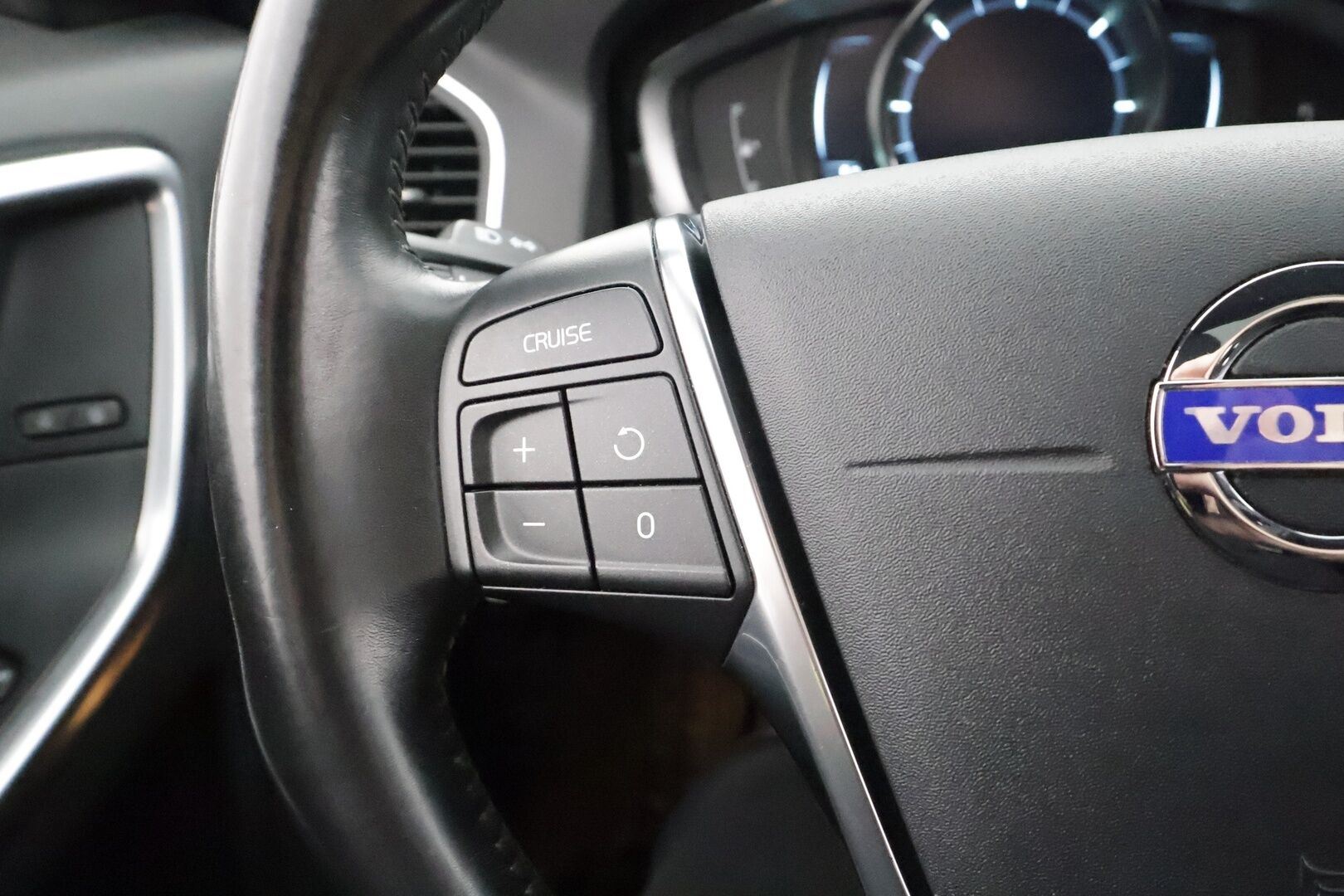 Volvo XC60 2014 D4 AWD Momentum aut * Panorama / Webasto / Vetokoukku / Vakkari / Sensus Navi / Digimittari / Puolinahkasisusta - Kahdet renkaat aluvanteilla / Merkkihuollettu / Jakopää tehty! - HULLUT AVAJAISHULINAT KORKOTARJOUS 3,29 %