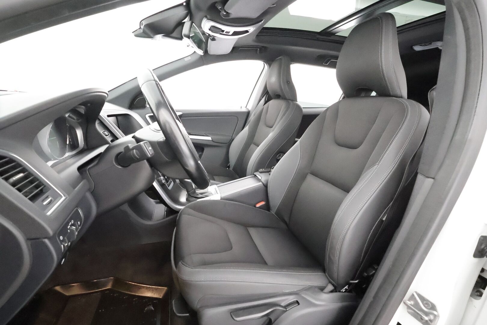 Volvo XC60 2014 D4 AWD Momentum aut * Panorama / Webasto / Vetokoukku / Vakkari / Sensus Navi / Digimittari / Puolinahkasisusta - Kahdet renkaat aluvanteilla / Merkkihuollettu / Jakopää tehty! - HULLUT AVAJAISHULINAT KORKOTARJOUS 3,29 %