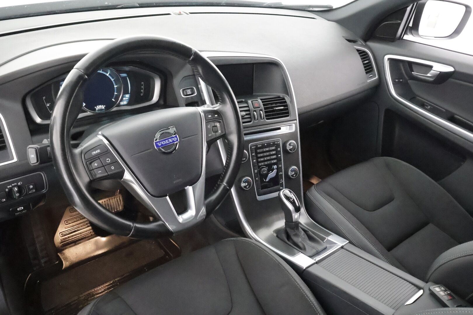 Volvo XC60 2014 D4 AWD Momentum aut * Panorama / Webasto / Vetokoukku / Vakkari / Sensus Navi / Digimittari / Puolinahkasisusta - Kahdet renkaat aluvanteilla / Merkkihuollettu / Jakopää tehty! - HULLUT AVAJAISHULINAT KORKOTARJOUS 3,29 %