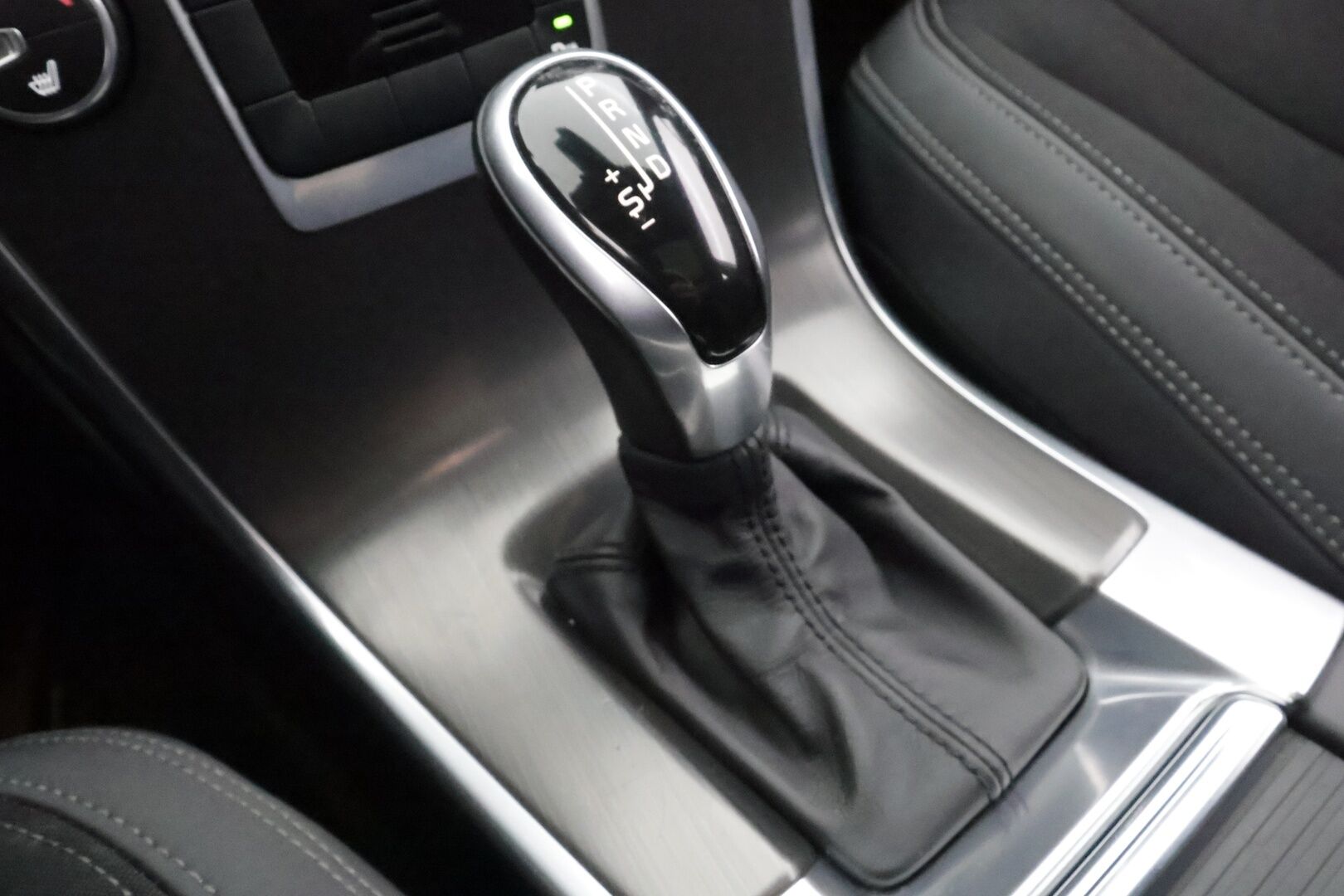 Volvo XC60 2014 D4 AWD Momentum aut * Panorama / Webasto / Vetokoukku / Vakkari / Sensus Navi / Digimittari / Puolinahkasisusta - Kahdet renkaat aluvanteilla / Merkkihuollettu / Jakopää tehty! - HULLUT AVAJAISHULINAT KORKOTARJOUS 3,29 %