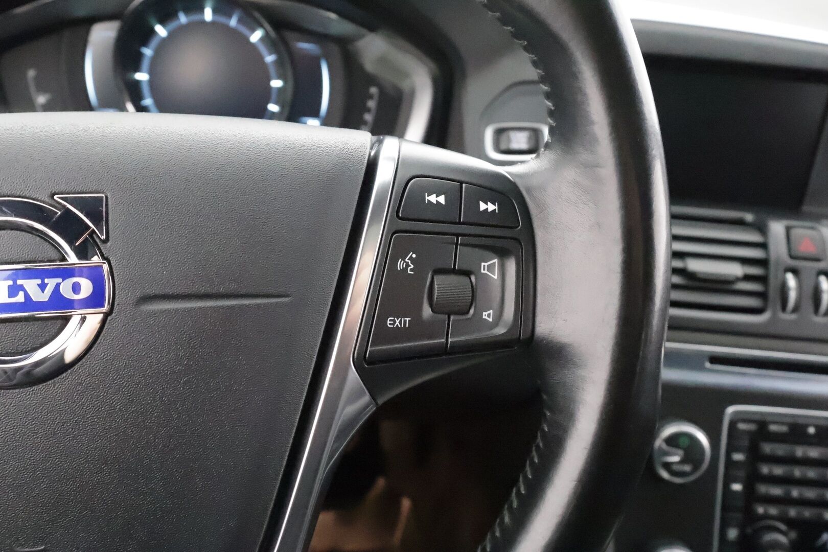 Volvo XC60 2014 D4 AWD Momentum aut * Panorama / Webasto / Vetokoukku / Vakkari / Sensus Navi / Digimittari / Puolinahkasisusta - Kahdet renkaat aluvanteilla / Merkkihuollettu / Jakopää tehty! - HULLUT AVAJAISHULINAT KORKOTARJOUS 3,29 %