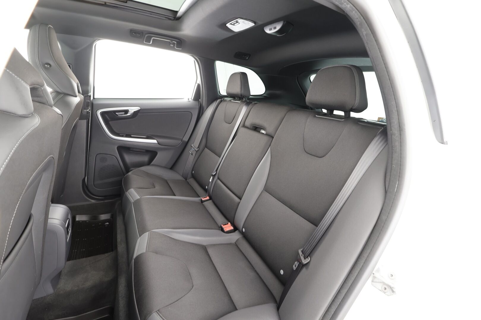 Volvo XC60 2014 D4 AWD Momentum aut * Panorama / Webasto / Vetokoukku / Vakkari / Sensus Navi / Digimittari / Puolinahkasisusta - Kahdet renkaat aluvanteilla / Merkkihuollettu / Jakopää tehty! - HULLUT AVAJAISHULINAT KORKOTARJOUS 3,29 %