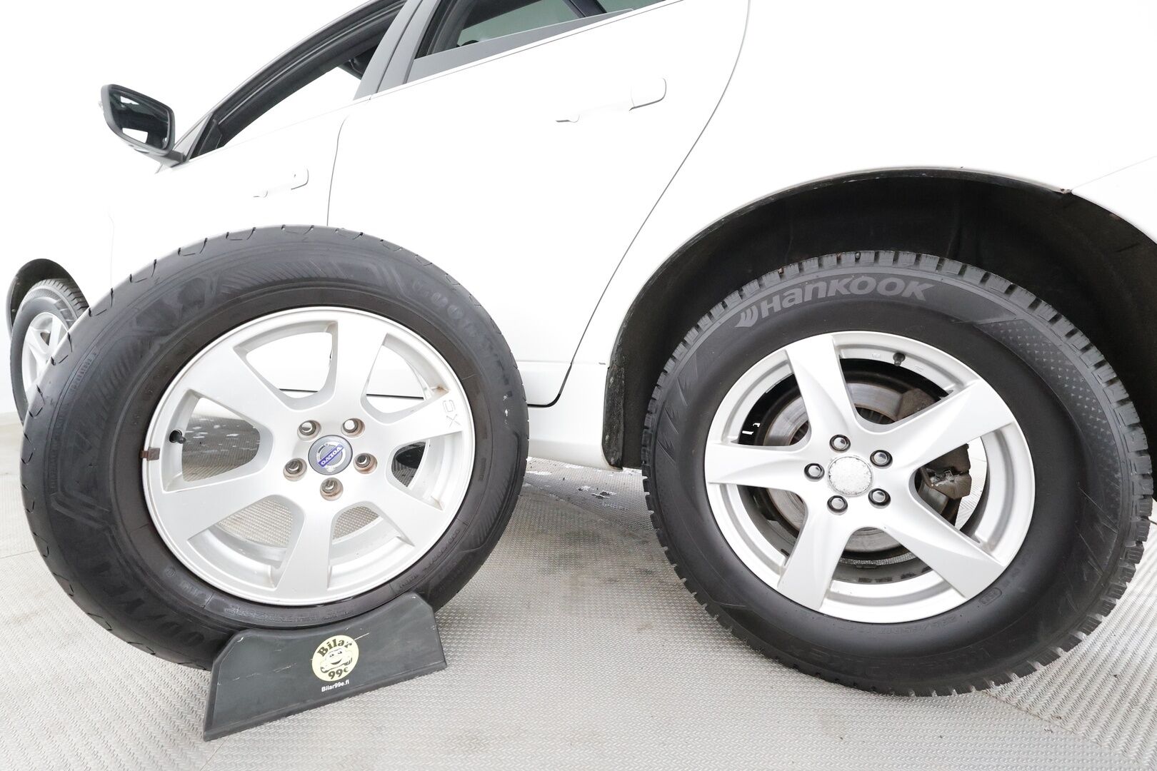 Volvo XC60 2014 D4 AWD Momentum aut * Panorama / Webasto / Vetokoukku / Vakkari / Sensus Navi / Digimittari / Puolinahkasisusta - Kahdet renkaat aluvanteilla / Merkkihuollettu / Jakopää tehty! - HULLUT AVAJAISHULINAT KORKOTARJOUS 3,29 %