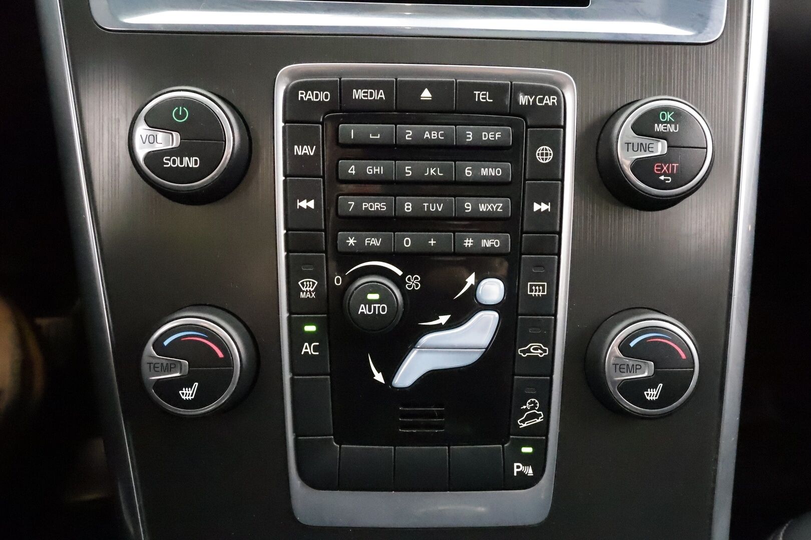 Volvo XC60 2014 D4 AWD Momentum aut * Panorama / Webasto / Vetokoukku / Vakkari / Sensus Navi / Digimittari / Puolinahkasisusta - Kahdet renkaat aluvanteilla / Merkkihuollettu / Jakopää tehty! - HULLUT AVAJAISHULINAT KORKOTARJOUS 3,29 %