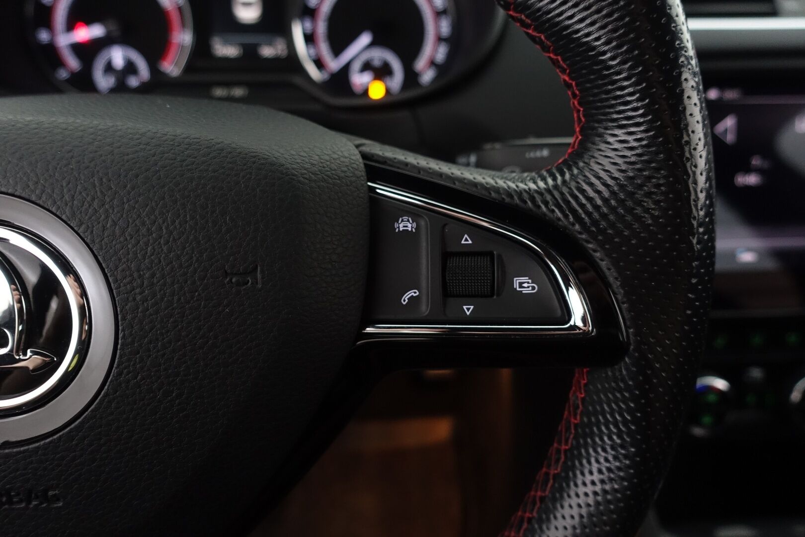 Skoda Octavia 2018 2,0 TSI RS - | ACC |  Webasto | RS Challenge | Sporttipenkit | Keyless | Lämm. Tuulilasi | Navi | Ratinlämmitin | Apple&Android | BLIS | LED | 2X Renkaat & vanteet |