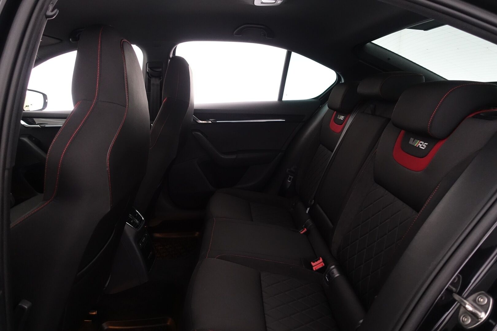 Skoda Octavia 2018 2,0 TSI RS - | ACC |  Webasto | RS Challenge | Sporttipenkit | Keyless | Lämm. Tuulilasi | Navi | Ratinlämmitin | Apple&Android | BLIS | LED | 2X Renkaat & vanteet |