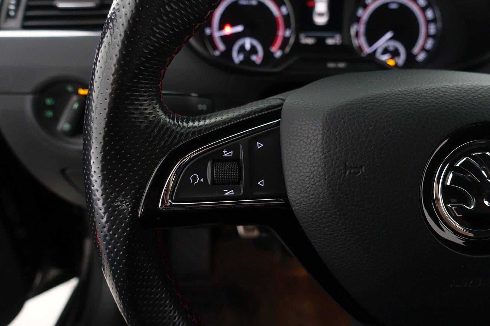 Skoda Octavia 2018 2,0 TSI RS - | ACC |  Webasto | RS Challenge | Sporttipenkit | Keyless | Lämm. Tuulilasi | Navi | Ratinlämmitin | Apple&Android | BLIS | LED | 2X Renkaat & vanteet |