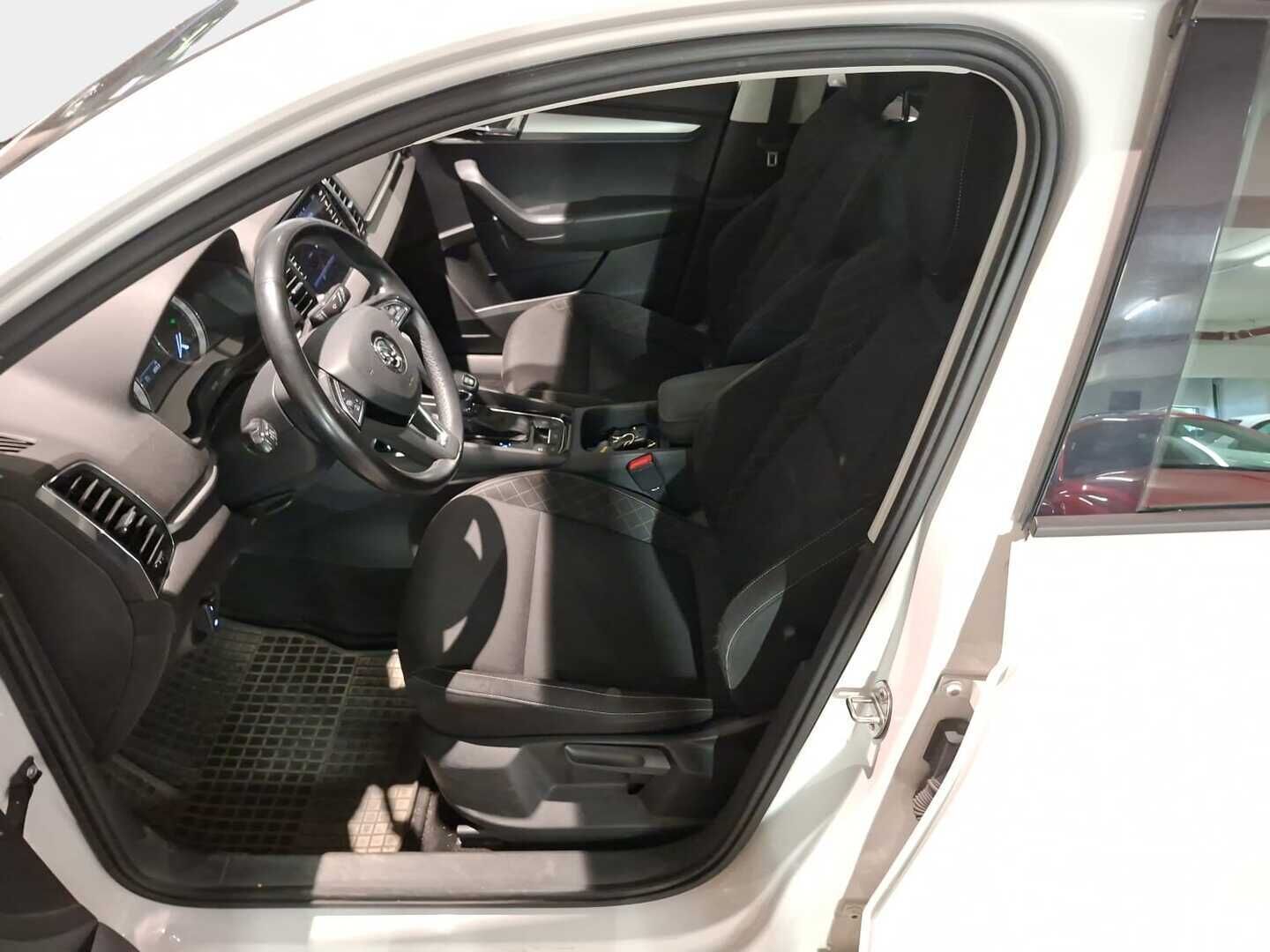 Skoda Karoq 2018 2,0 TDI 150 4x4 Ambition DSG **Webasto / S.Koukku / Lämmitettävä tuulilasi / Smartlink** - Näppärä nelikko kattavalla huoltohistorialla!