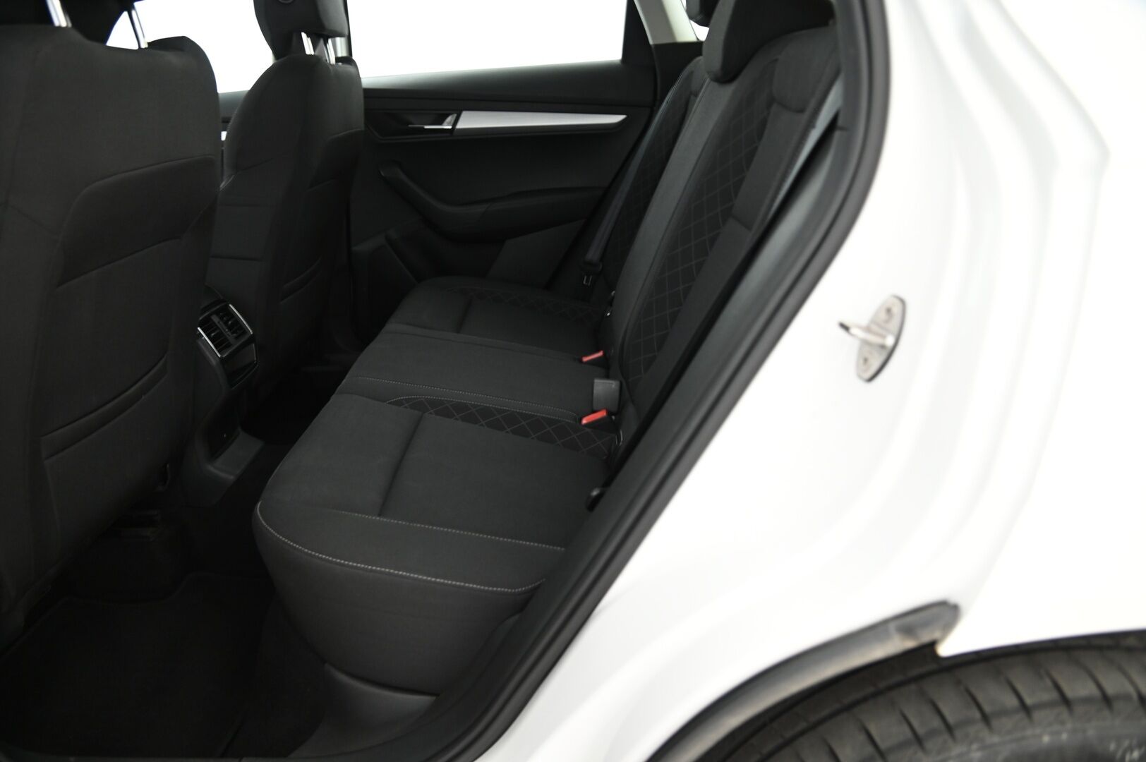 Skoda Karoq 2018 2,0 TDI 150 4x4 Ambition DSG **Webasto / S.Koukku / Lämmitettävä tuulilasi / Smartlink** - Näppärä nelikko kattavalla huoltohistorialla!