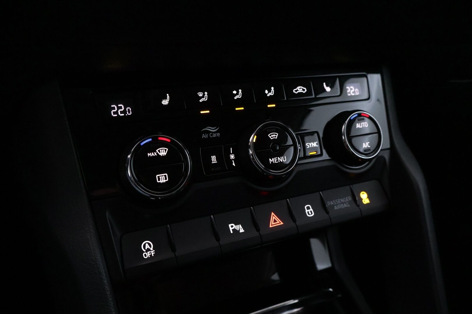 Skoda Karoq 2018 2,0 TDI 150 4x4 Ambition DSG - | Webasto | S.Koukku | Lämmitettävä tuulilasi | Smartlink | Neliveto | Kattava huoltohistoria | Kahdet renkaat |