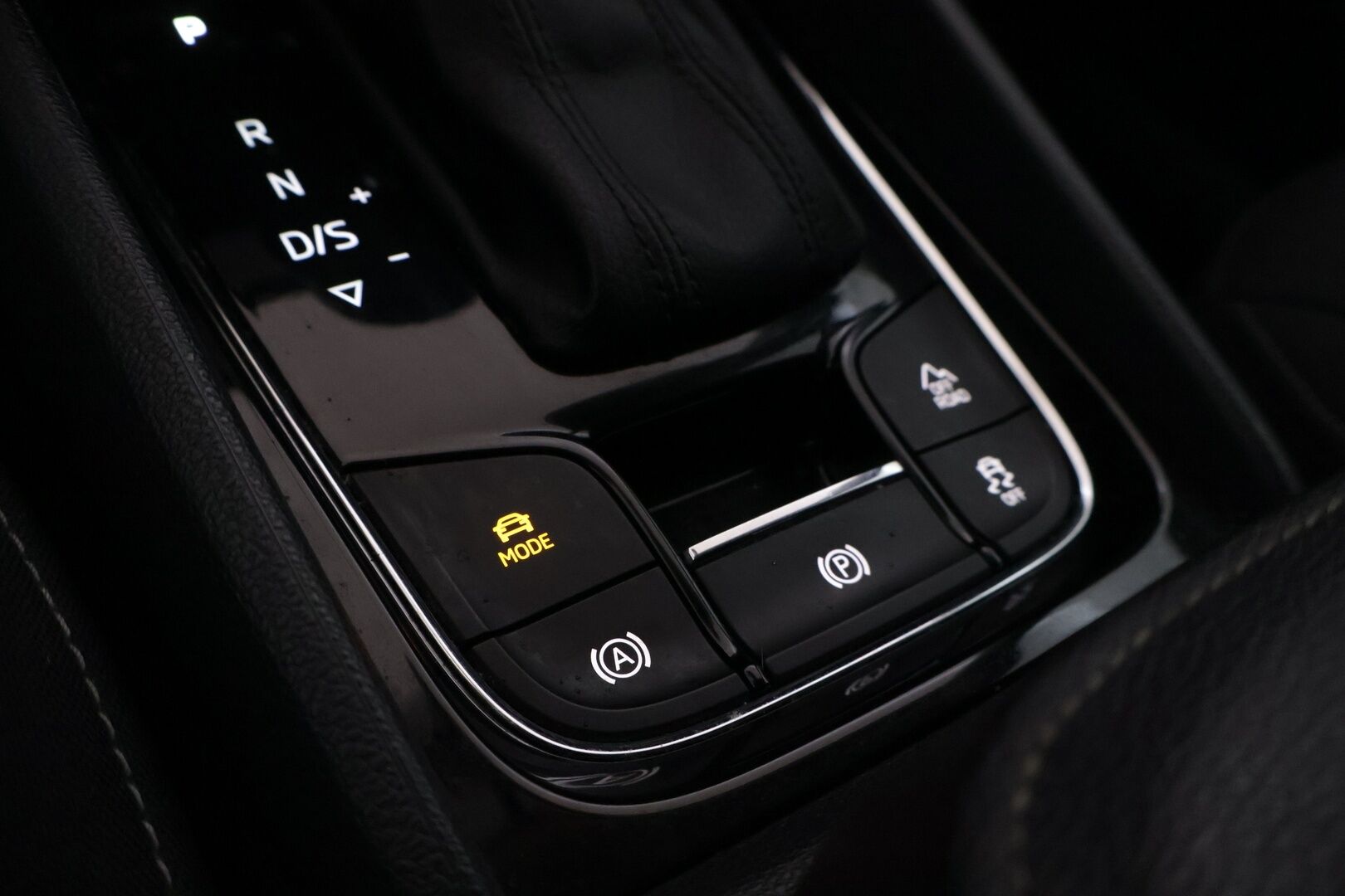Skoda Karoq 2018 2,0 TDI 150 4x4 Ambition DSG - | Webasto | S.Koukku | Lämmitettävä tuulilasi | Smartlink | Neliveto | Kattava huoltohistoria | Kahdet renkaat |