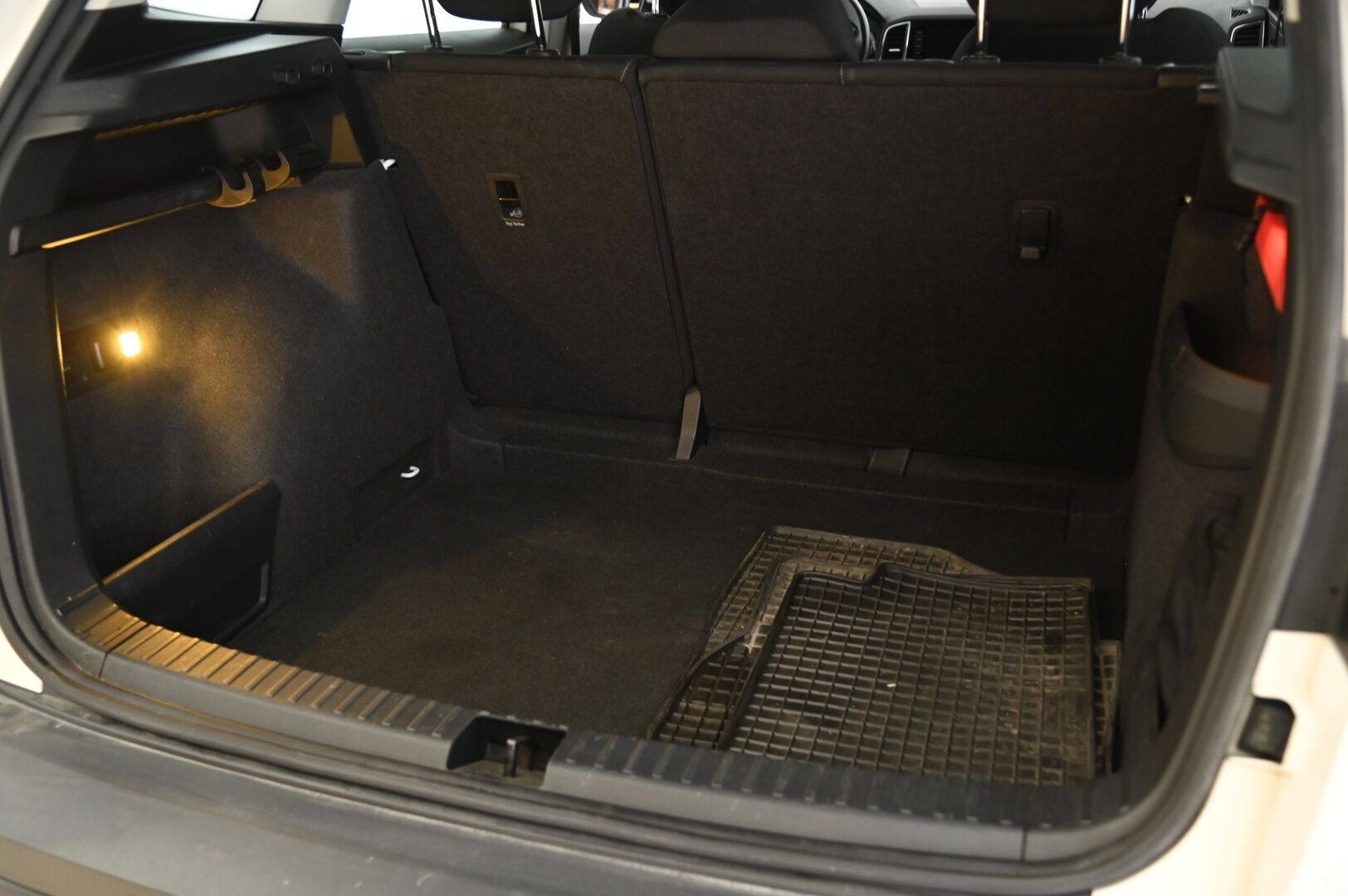 Skoda Karoq 2018 2,0 TDI 150 4x4 Ambition DSG **Webasto / S.Koukku / Lämmitettävä tuulilasi / Smartlink** - Näppärä nelikko kattavalla huoltohistorialla!