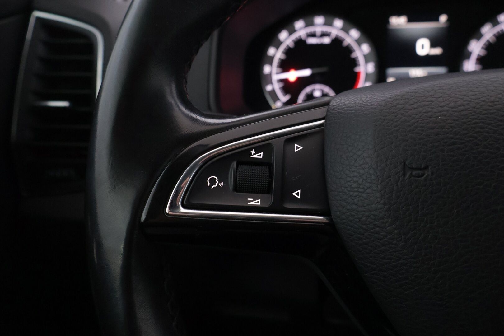 Skoda Karoq 2018 2,0 TDI 150 4x4 Ambition DSG - | Webasto | S.Koukku | Lämmitettävä tuulilasi | Smartlink | Neliveto | Kattava huoltohistoria | Kahdet renkaat |