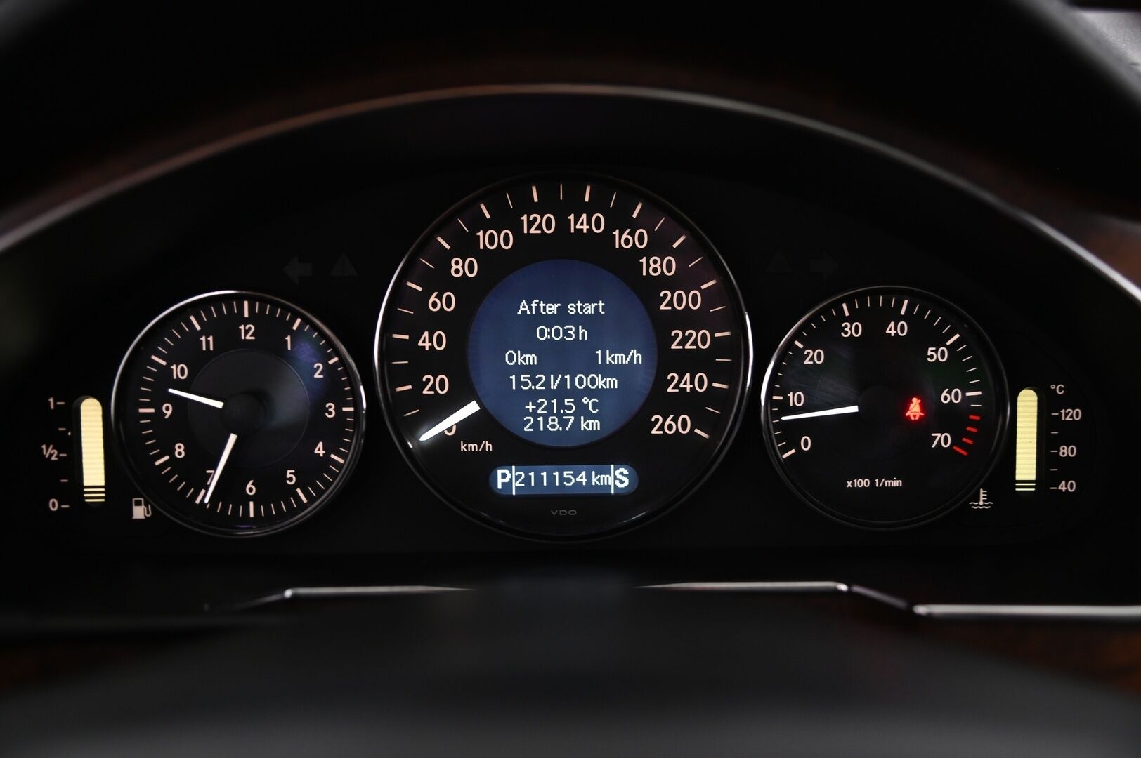 Mercedes-Benz CLS 2005 5,0 CLS 500 - V8 | Kattoikkuna | Ilmastoidut muistinahat | Vakkari | Erikoisvanteet | 2x renkaat aluvanteilla