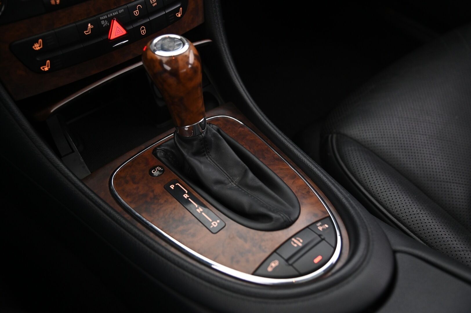 Mercedes-Benz CLS 2005 5,0 CLS 500 - V8 | Kattoikkuna | Ilmastoidut muistinahat | Vakkari | Erikoisvanteet | 2x renkaat aluvanteilla
