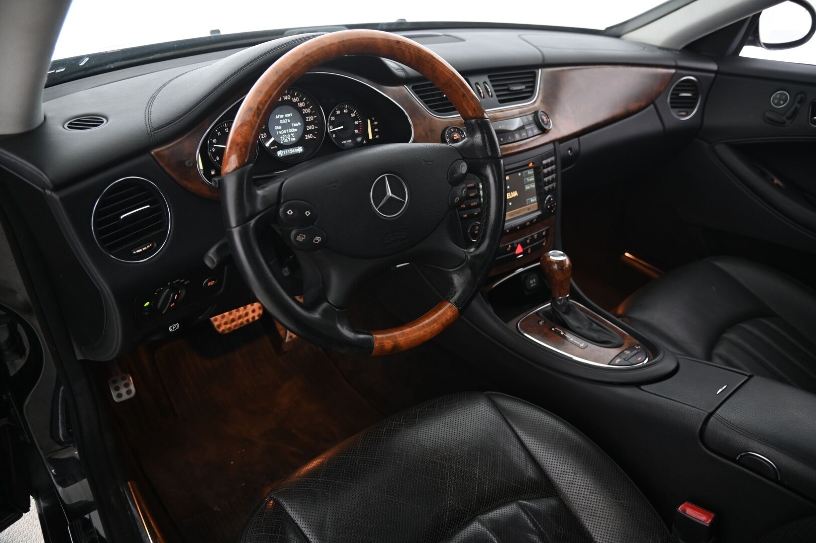 Mercedes-Benz CLS 2005 5,0 CLS 500 - V8 | Kattoikkuna | Ilmastoidut muistinahat | Vakkari | Erikoisvanteet | 2x renkaat aluvanteilla