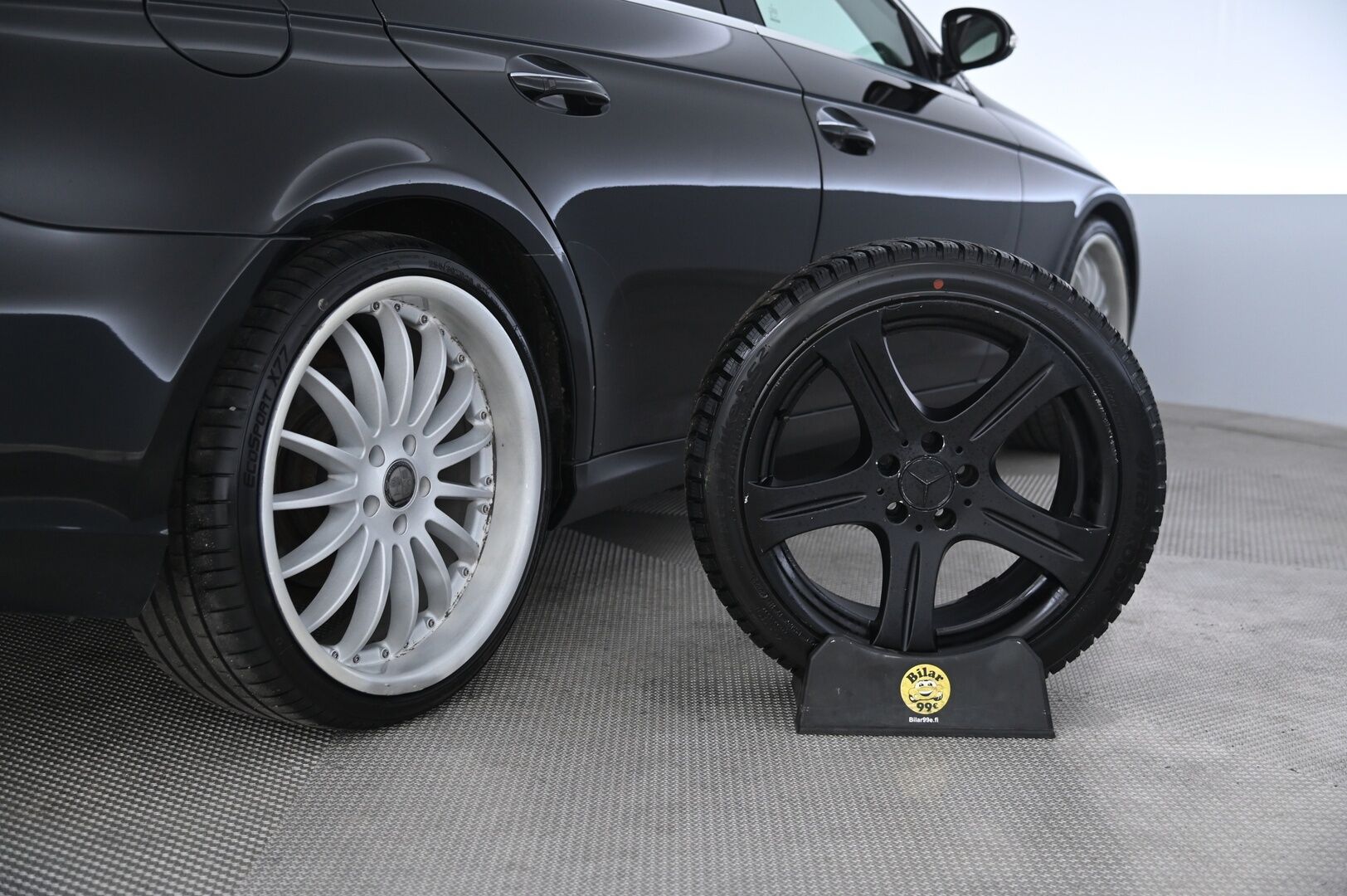 Mercedes-Benz CLS 2005 5,0 CLS 500 - V8 | Kattoikkuna | Ilmastoidut muistinahat | Vakkari | Erikoisvanteet | 2x renkaat aluvanteilla
