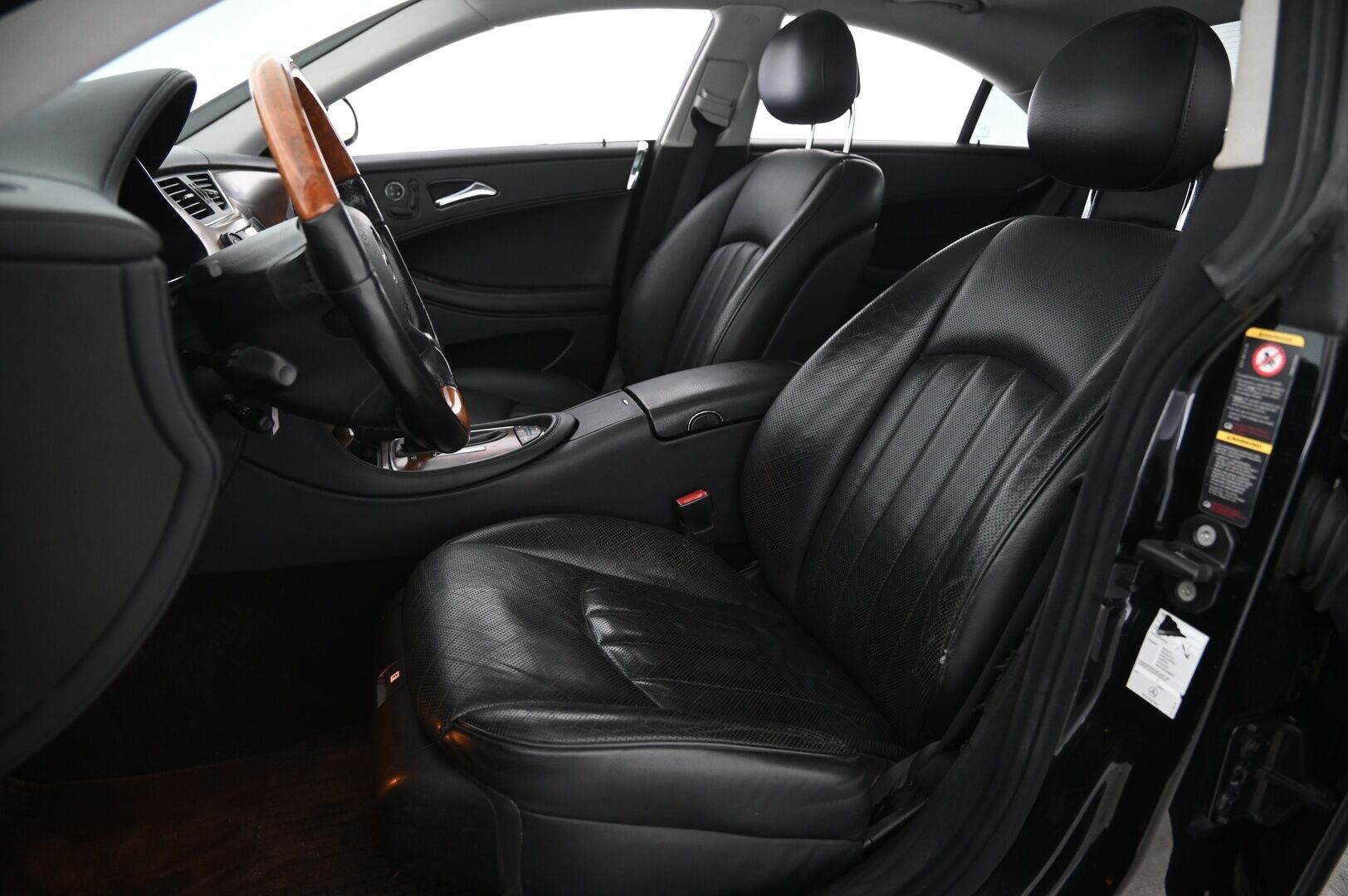 Mercedes-Benz CLS 2005 5,0 CLS 500 - V8 | Kattoikkuna | Ilmastoidut muistinahat | Vakkari | Erikoisvanteet | 2x renkaat aluvanteilla