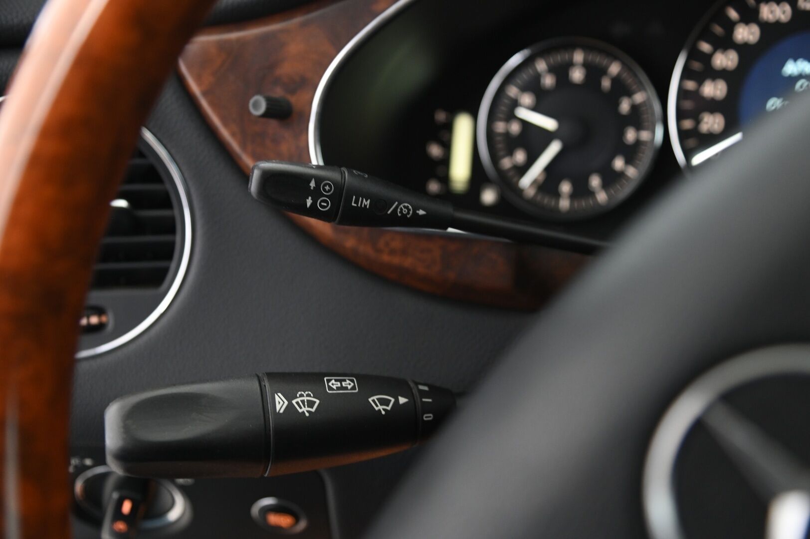 Mercedes-Benz CLS 2005 5,0 CLS 500 - V8 | Kattoikkuna | Ilmastoidut muistinahat | Vakkari | Erikoisvanteet | 2x renkaat aluvanteilla