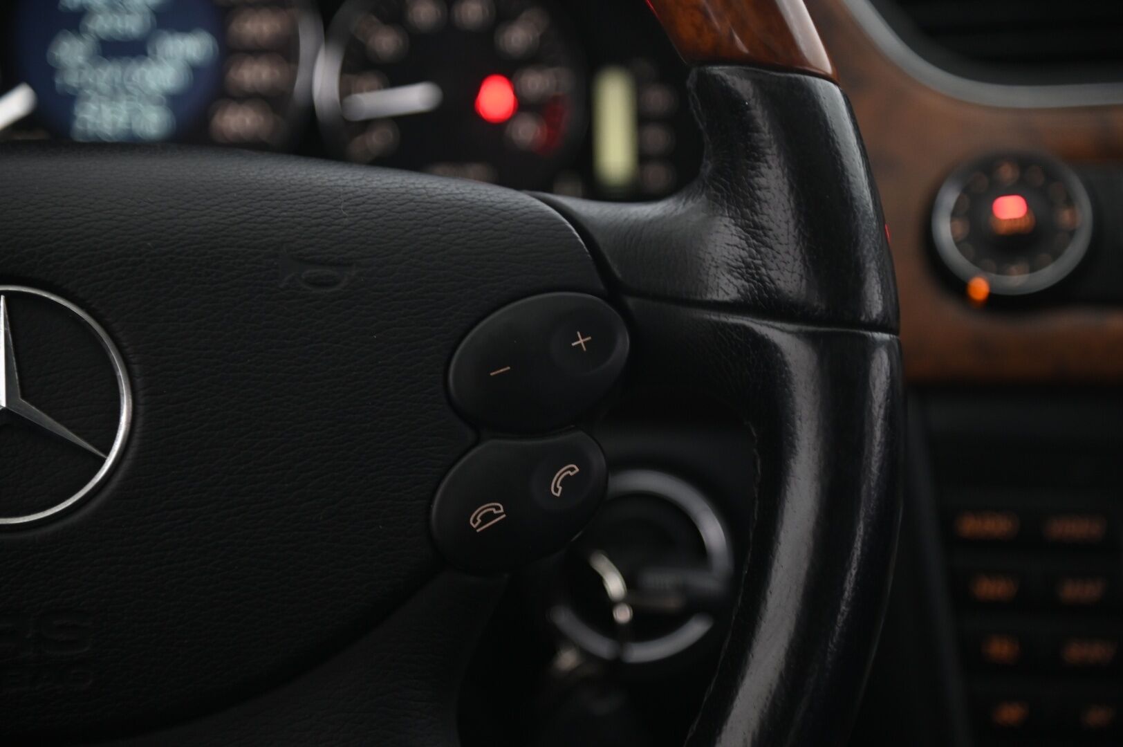 Mercedes-Benz CLS 2005 5,0 CLS 500 - V8 | Kattoikkuna | Ilmastoidut muistinahat | Vakkari | Erikoisvanteet | 2x renkaat aluvanteilla