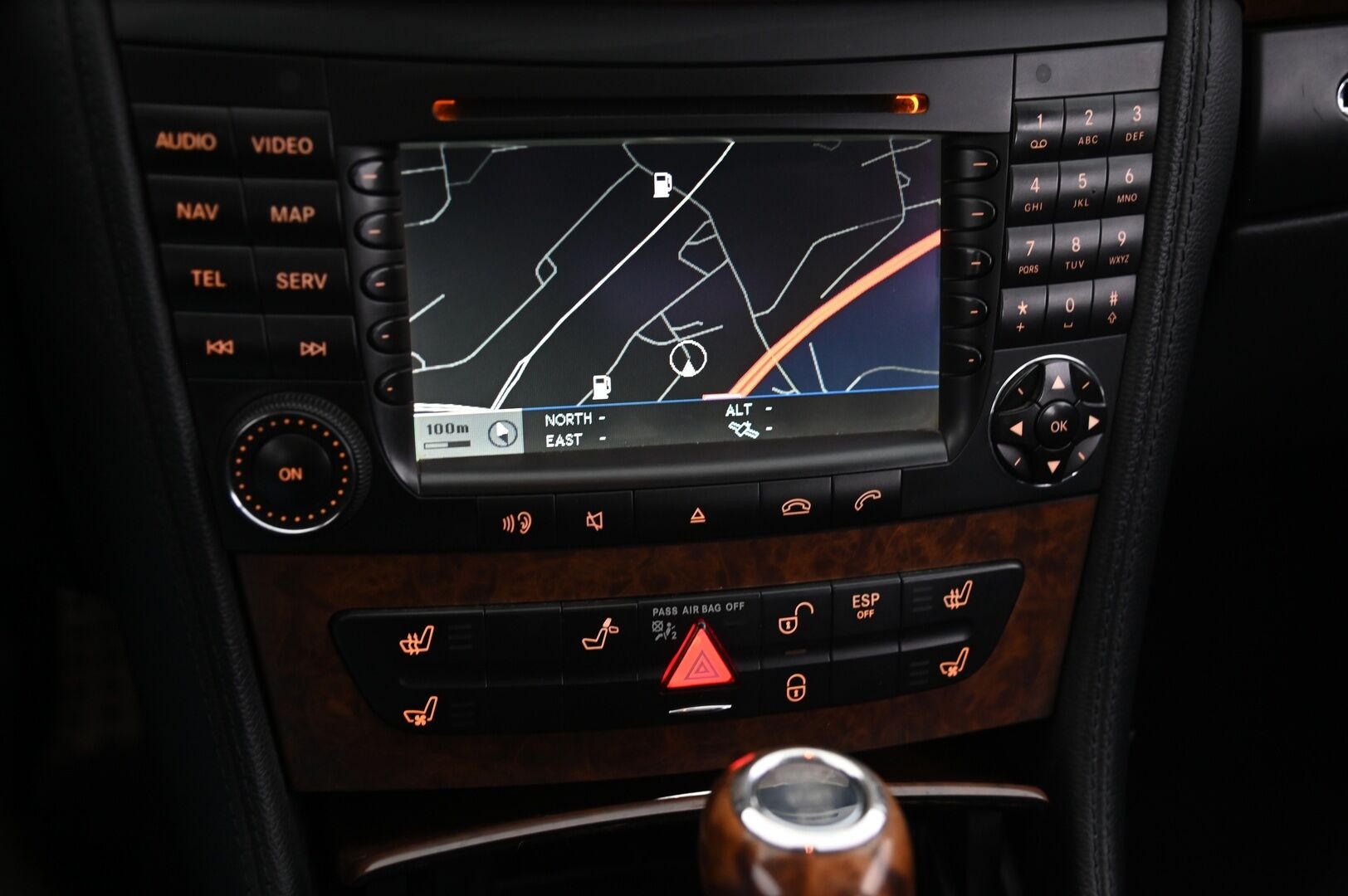 Mercedes-Benz CLS 2005 5,0 CLS 500 - V8 | Kattoikkuna | Ilmastoidut muistinahat | Vakkari | Erikoisvanteet | 2x renkaat aluvanteilla
