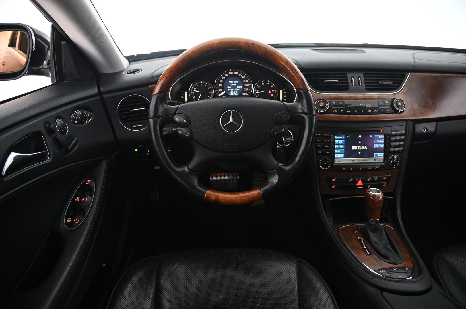 Mercedes-Benz CLS 2005 5,0 CLS 500 - V8 | Kattoikkuna | Ilmastoidut muistinahat | Vakkari | Erikoisvanteet | 2x renkaat aluvanteilla