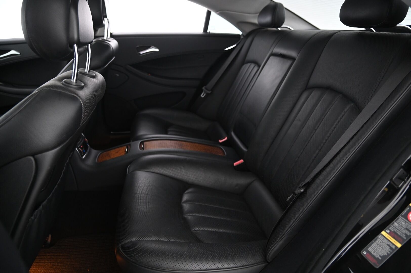 Mercedes-Benz CLS 2005 5,0 CLS 500 - V8 | Kattoikkuna | Ilmastoidut muistinahat | Vakkari | Erikoisvanteet | 2x renkaat aluvanteilla