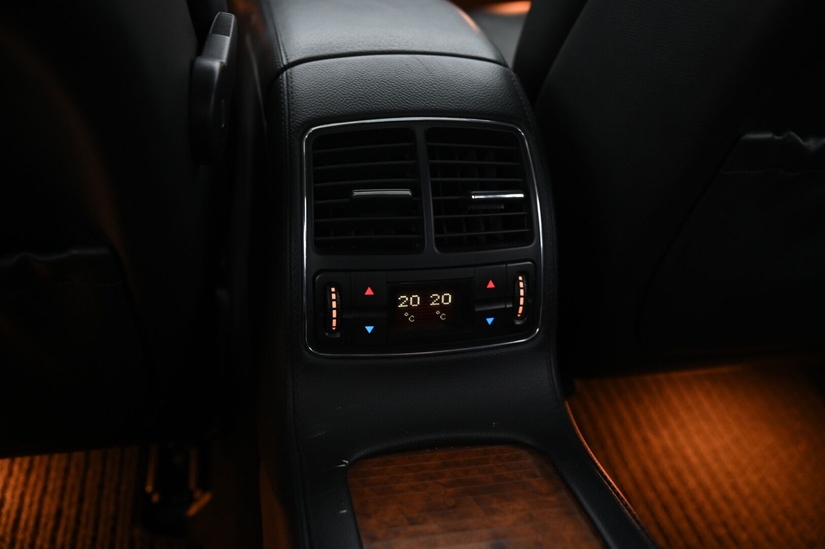 Mercedes-Benz CLS 2005 5,0 CLS 500 - V8 | Kattoikkuna | Ilmastoidut muistinahat | Vakkari | Erikoisvanteet | 2x renkaat aluvanteilla