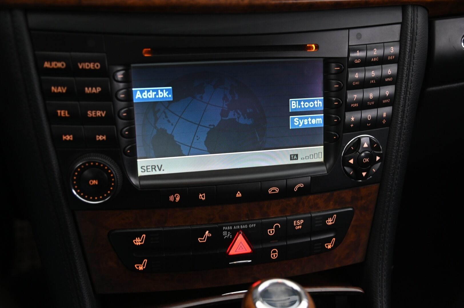 Mercedes-Benz CLS 2005 5,0 CLS 500 - V8 | Kattoikkuna | Ilmastoidut muistinahat | Vakkari | Erikoisvanteet | 2x renkaat aluvanteilla