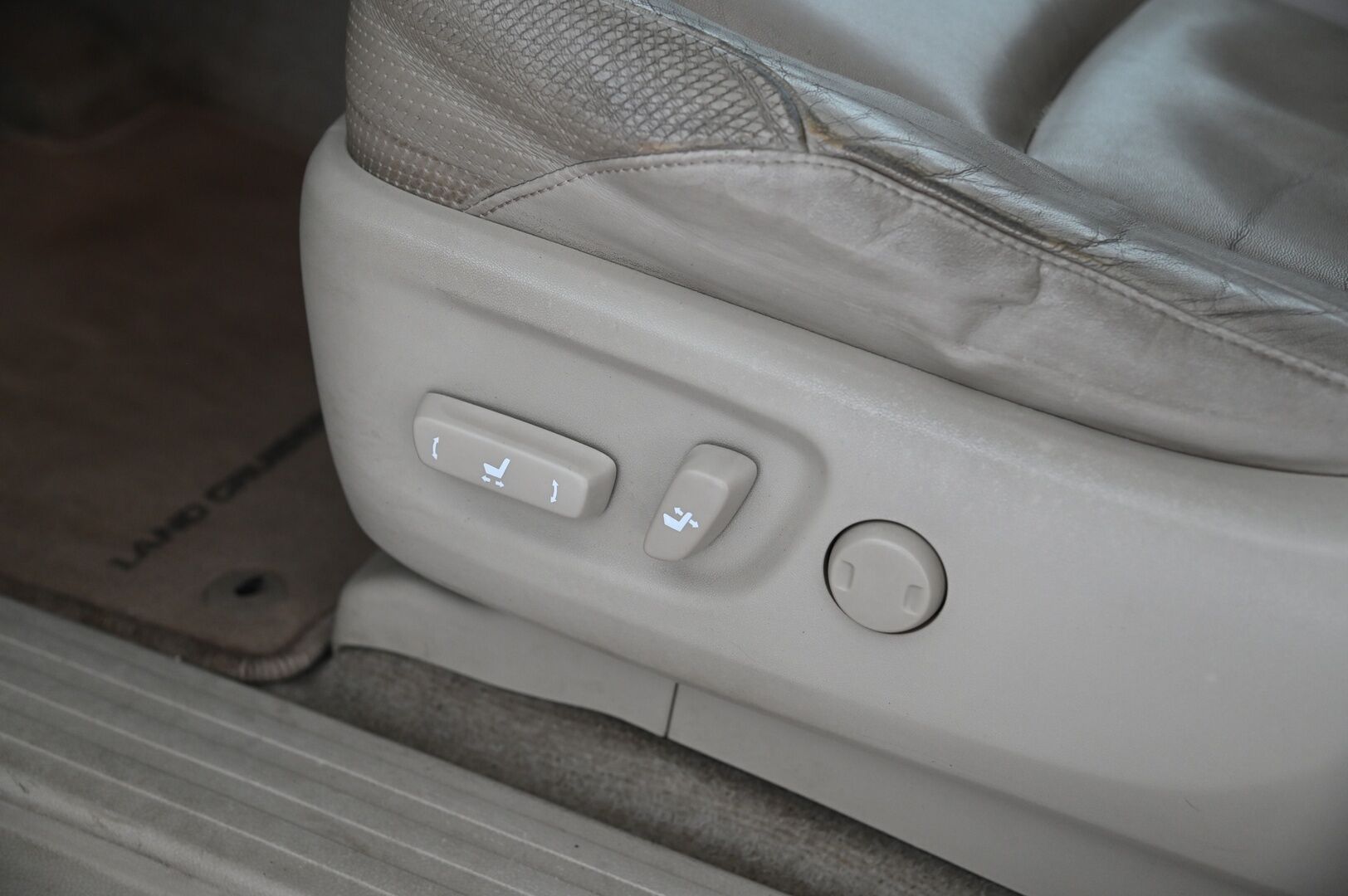 Toyota Land Cruiser 2010 3,0 D-4D DPF Executive aut. - Säädettävä alusta | JBL | Kattoluukku | Koukku | P.kamera | Torsen | Nahkasisusta | 2 Renkaat & Aluvanteet | 