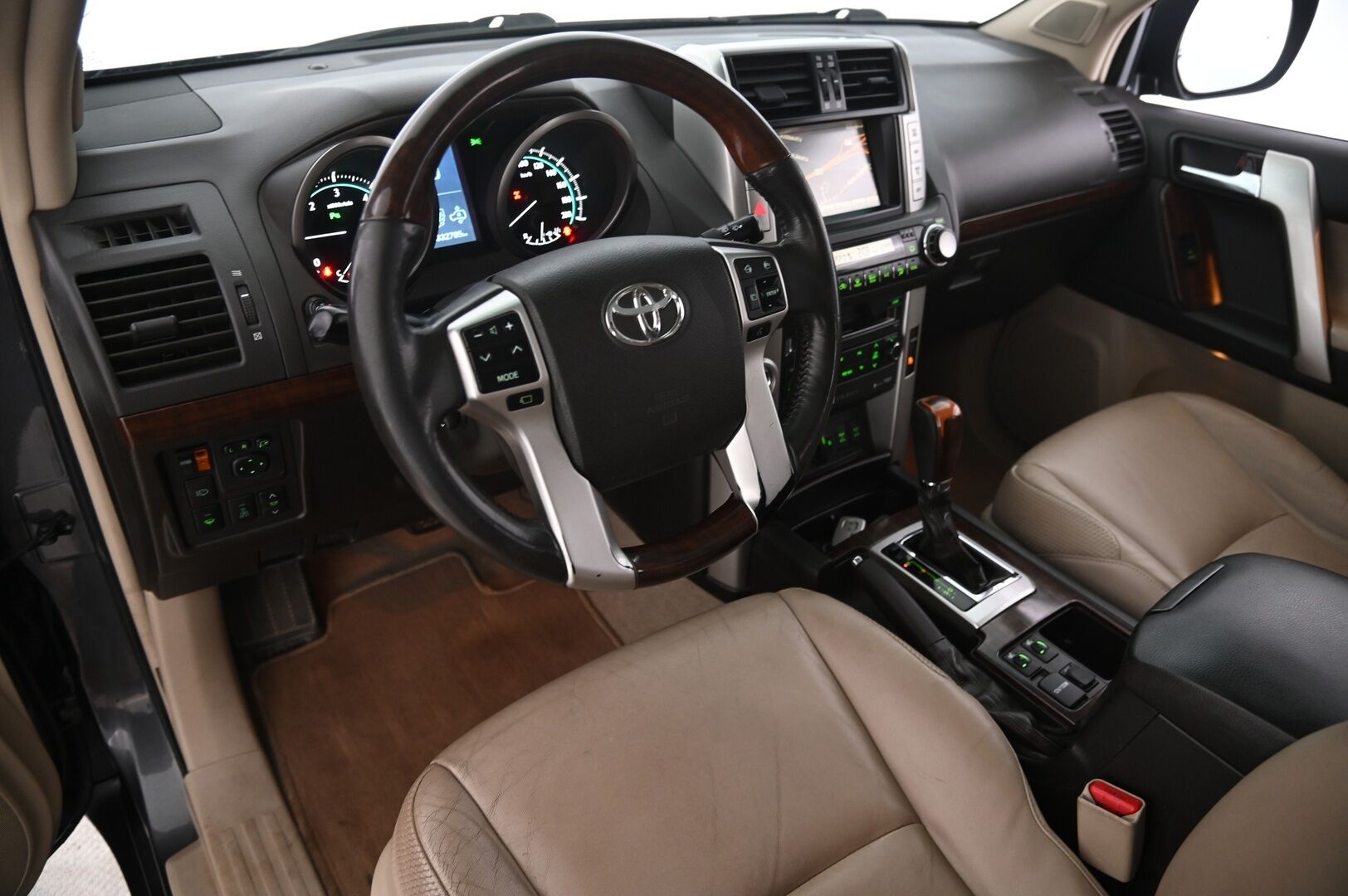 Toyota Land Cruiser 2010 3,0 D-4D DPF Executive aut. - Säädettävä alusta | JBL | Kattoluukku | Koukku | P.kamera | Torsen | Nahkasisusta | 2 Renkaat & Aluvanteet | 