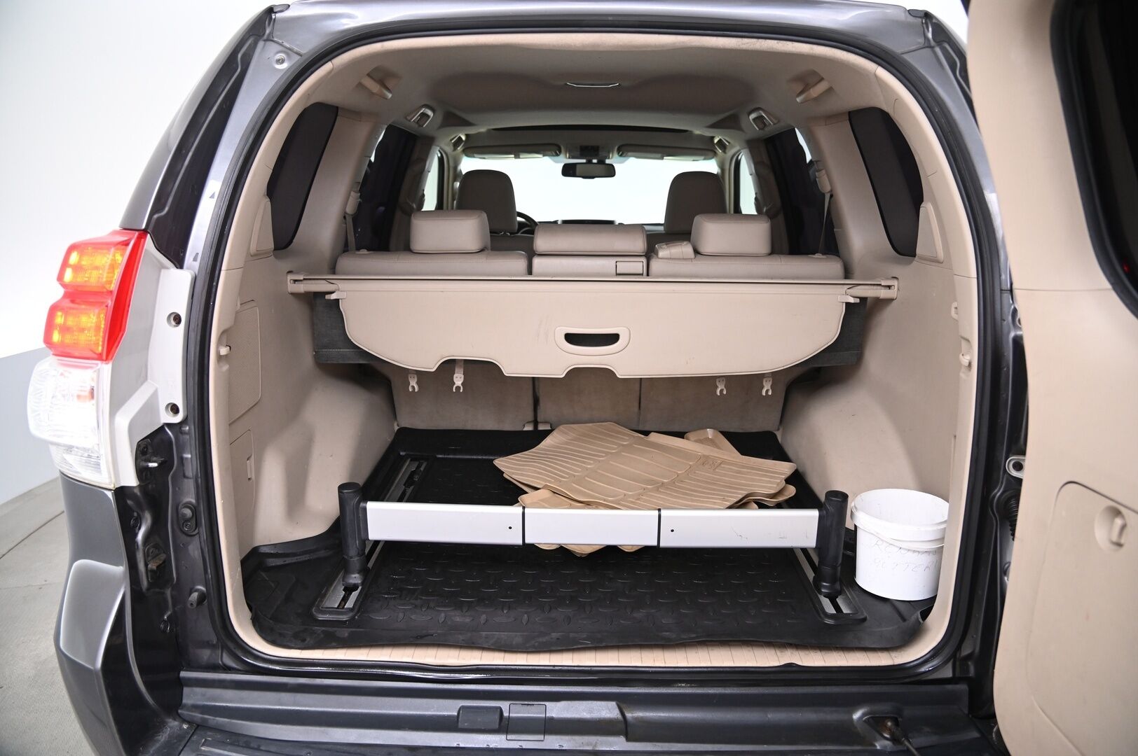 Toyota Land Cruiser 2010 3,0 D-4D DPF Executive aut. - Säädettävä alusta | JBL | Kattoluukku | Koukku | P.kamera | Torsen | Nahkasisusta | 2 Renkaat & Aluvanteet | 