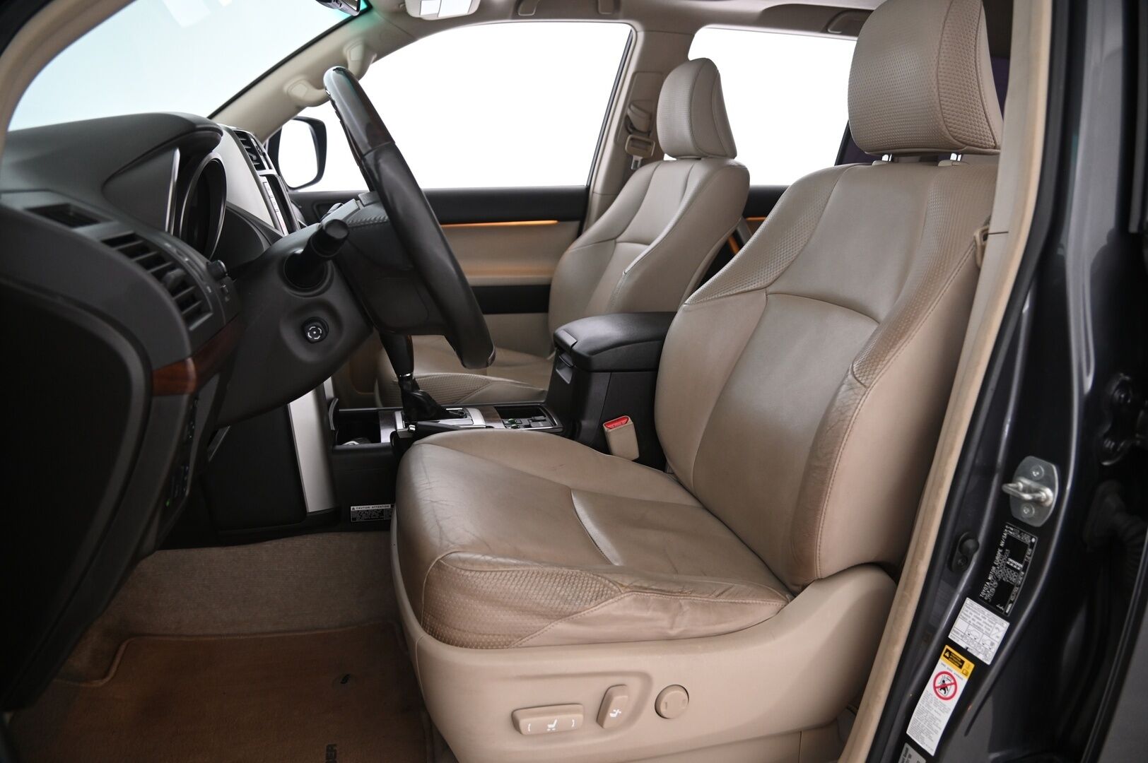Toyota Land Cruiser 2010 3,0 D-4D DPF Executive aut. - Säädettävä alusta | JBL | Kattoluukku | Koukku | P.kamera | Torsen | Nahkasisusta | 2 Renkaat & Aluvanteet | 