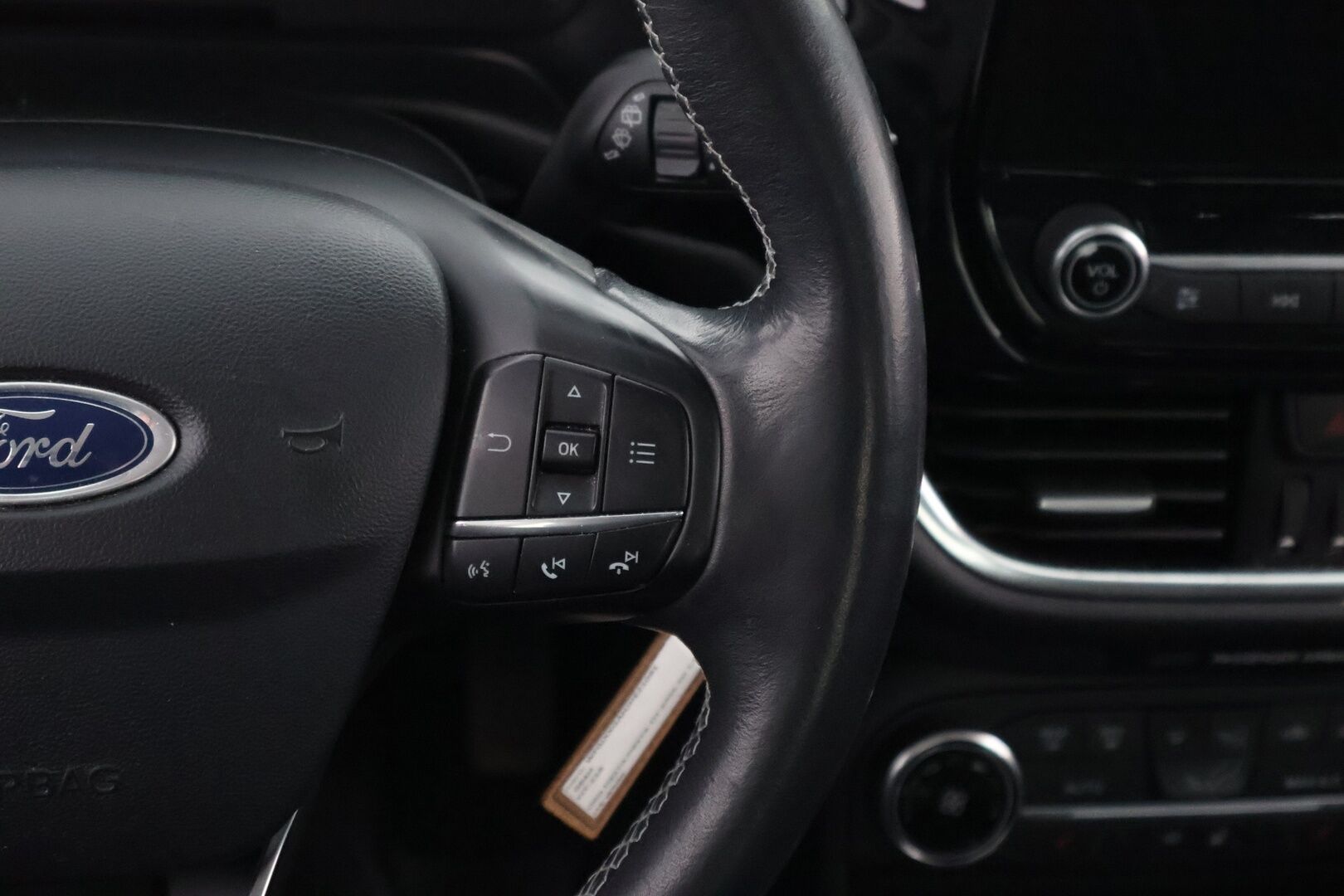 Ford Fiesta 2018 1,0 EcoBoost 100hv M6 Titanium 5-ovinen - MYYDÄÄN HUUTOKAUPAT.COM! /  1OM. Suomi-auto / Bang&Olufsen / Lämpölasi / Lohko / Navi / Ratinlämmitin / Hyvät renkaat!