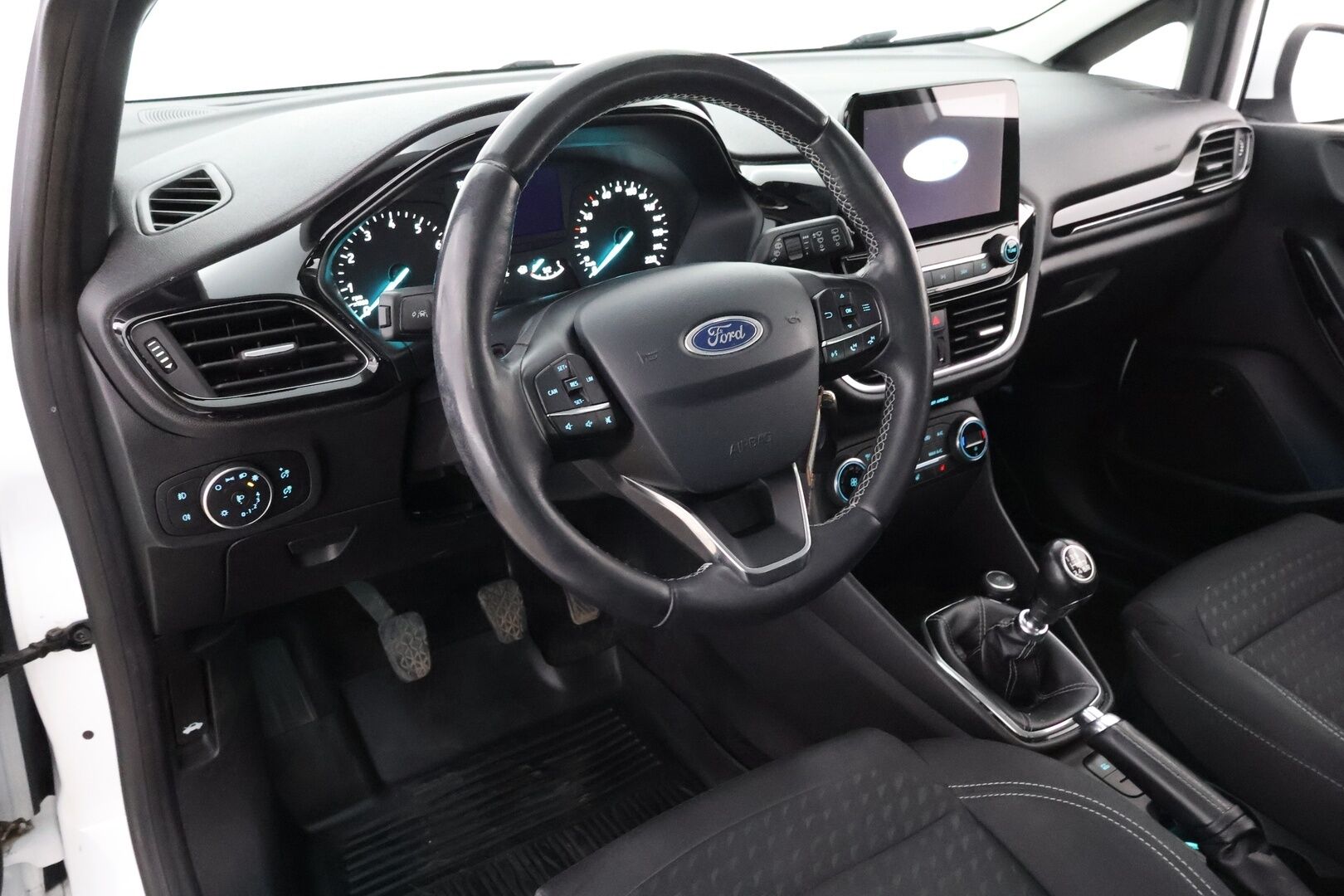 Ford Fiesta 2018 1,0 EcoBoost 100hv M6 Titanium 5-ovinen - MYYDÄÄN HUUTOKAUPAT.COM! /  1OM. Suomi-auto / Bang&Olufsen / Lämpölasi / Lohko / Navi / Ratinlämmitin / Hyvät renkaat!