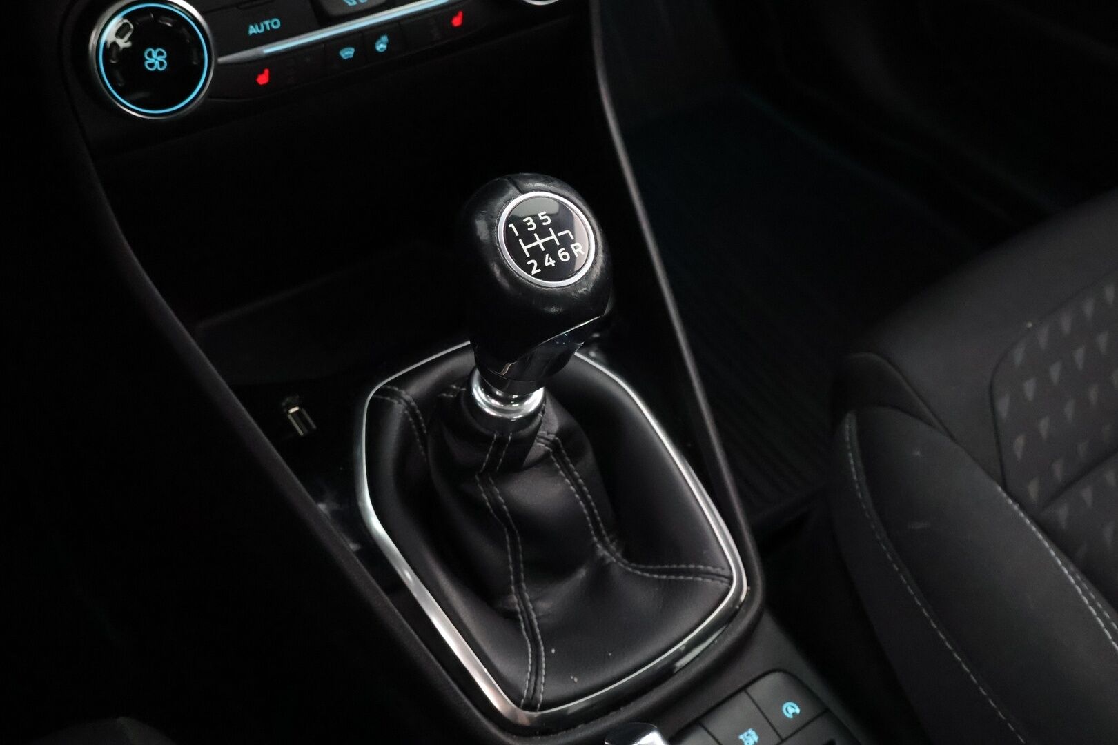 Ford Fiesta 2018 1,0 EcoBoost 100hv M6 Titanium 5-ovinen - MYYDÄÄN HUUTOKAUPAT.COM! /  1OM. Suomi-auto / Bang&Olufsen / Lämpölasi / Lohko / Navi / Ratinlämmitin / Hyvät renkaat!