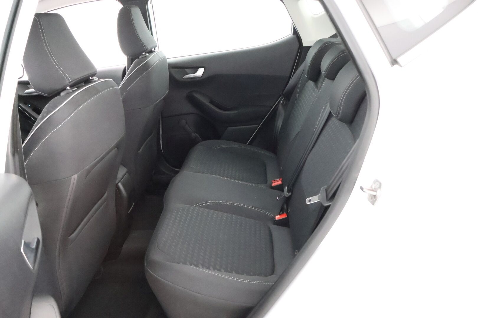 Ford Fiesta 2018 1,0 EcoBoost 100hv M6 Titanium 5-ovinen - MYYDÄÄN HUUTOKAUPAT.COM! /  1OM. Suomi-auto / Bang&Olufsen / Lämpölasi / Lohko / Navi / Ratinlämmitin / Hyvät renkaat!