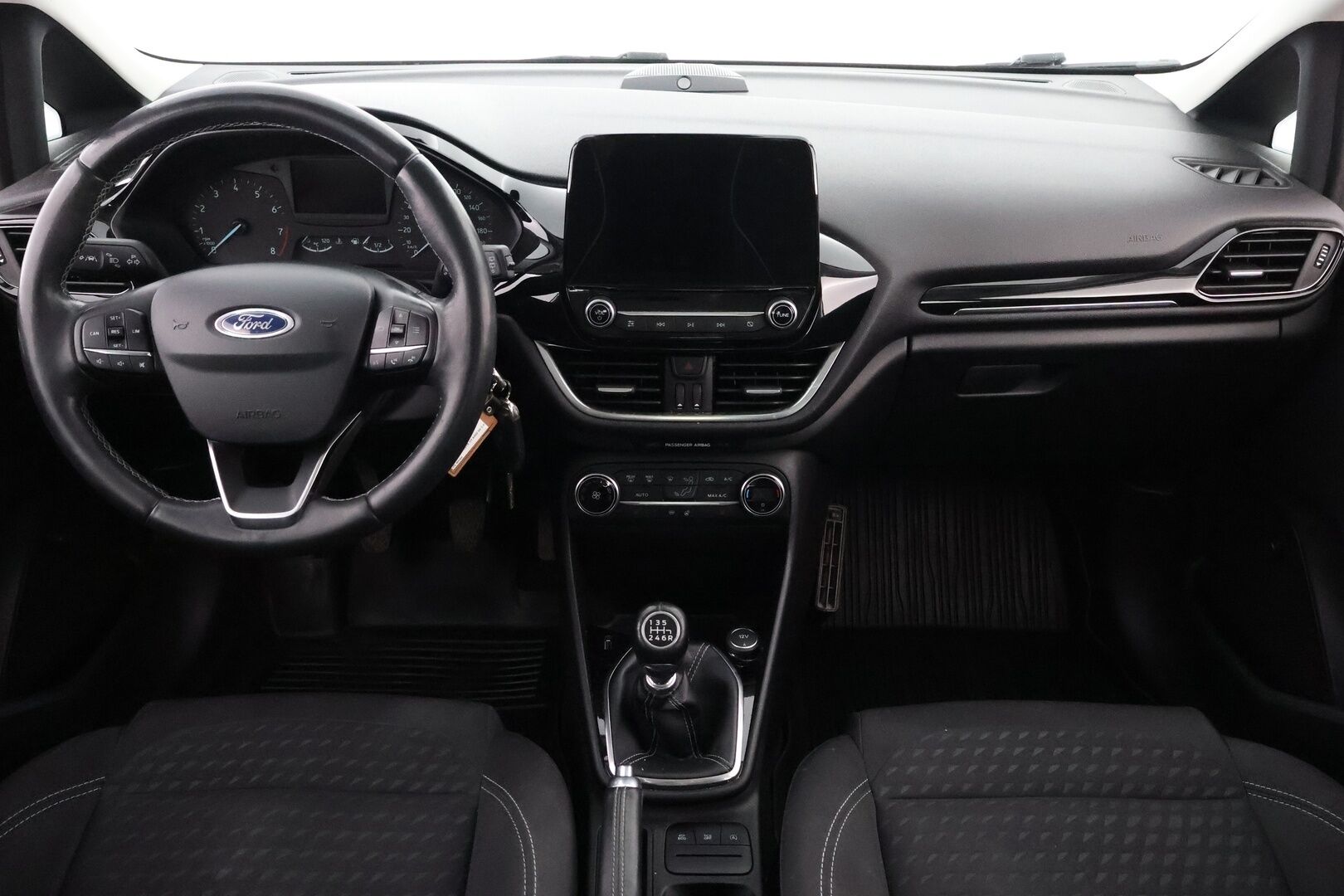 Ford Fiesta 2018 1,0 EcoBoost 100hv M6 Titanium 5-ovinen - MYYDÄÄN HUUTOKAUPAT.COM! /  1OM. Suomi-auto / Bang&Olufsen / Lämpölasi / Lohko / Navi / Ratinlämmitin / Hyvät renkaat!
