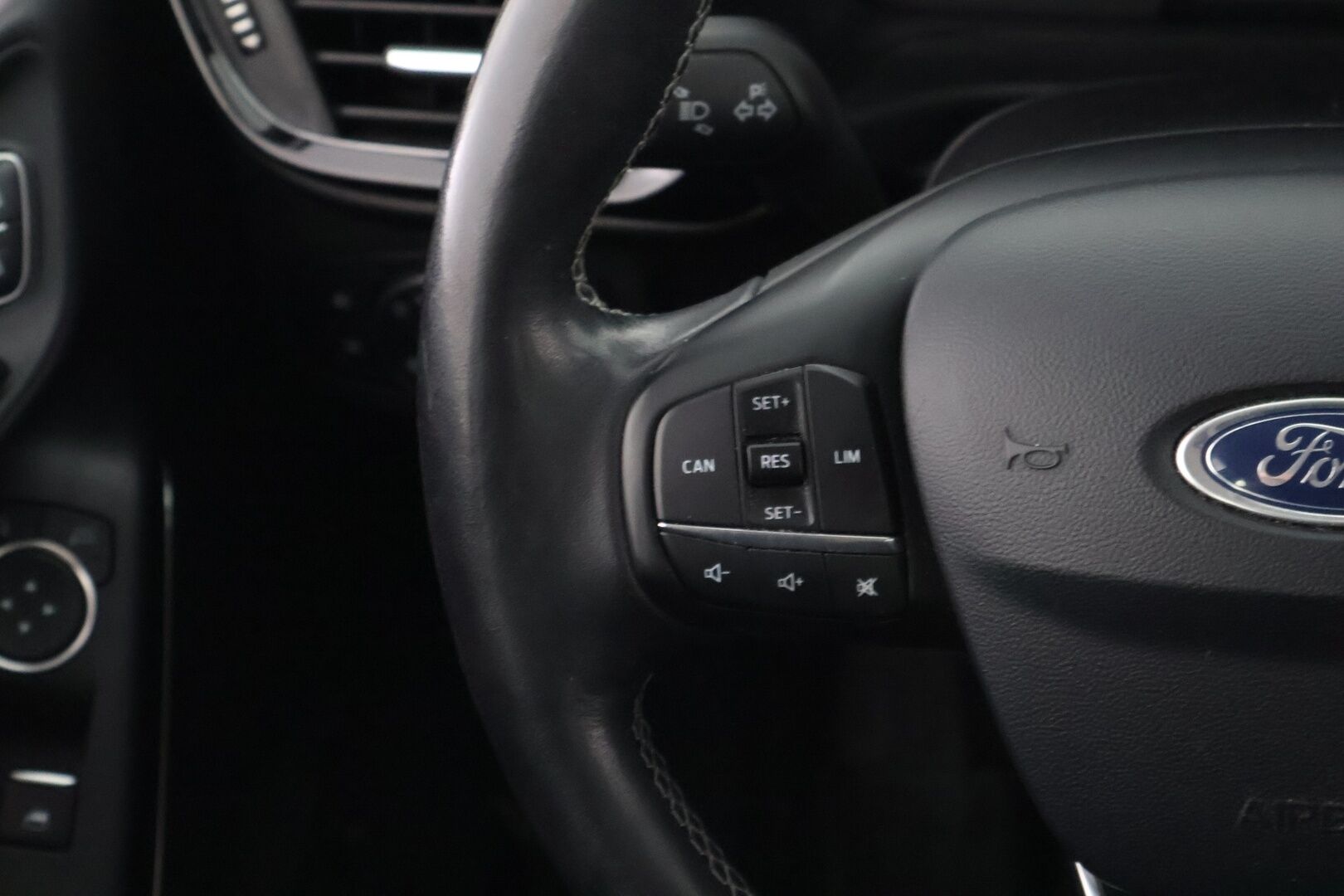 Ford Fiesta 2018 1,0 EcoBoost 100hv M6 Titanium 5-ovinen - MYYDÄÄN HUUTOKAUPAT.COM! /  1OM. Suomi-auto / Bang&Olufsen / Lämpölasi / Lohko / Navi / Ratinlämmitin / Hyvät renkaat!