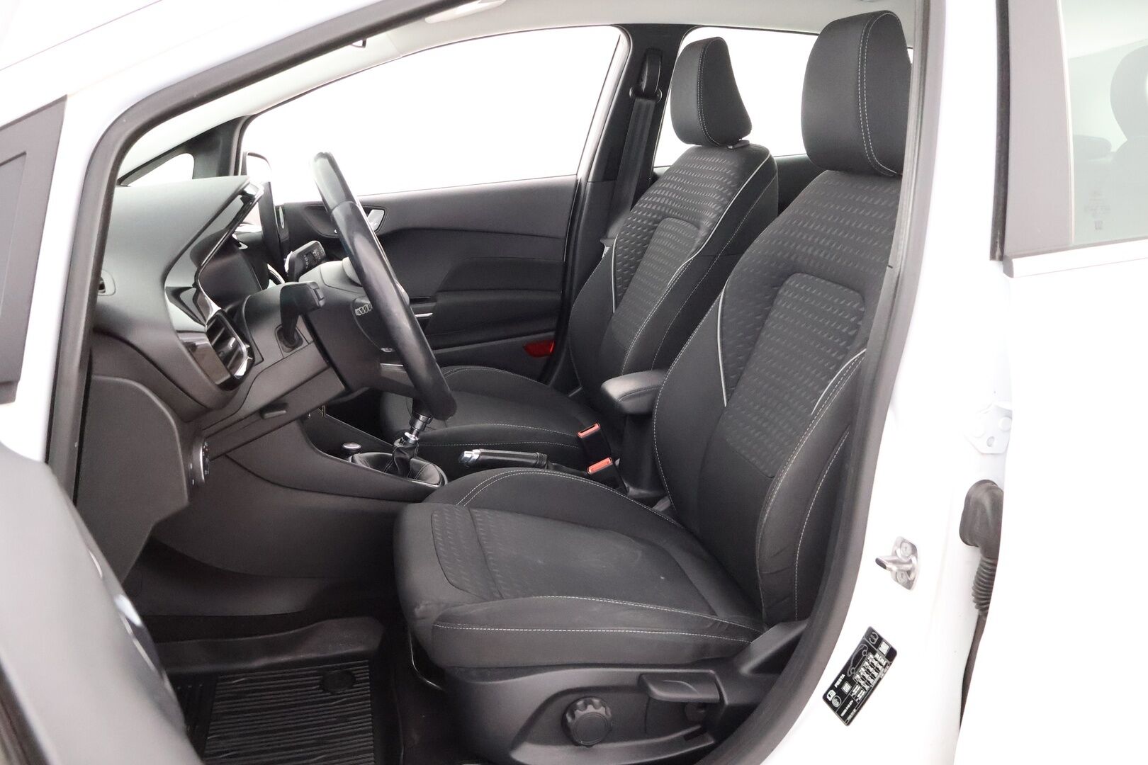 Ford Fiesta 2018 1,0 EcoBoost 100hv M6 Titanium 5-ovinen - MYYDÄÄN HUUTOKAUPAT.COM! /  1OM. Suomi-auto / Bang&Olufsen / Lämpölasi / Lohko / Navi / Ratinlämmitin / Hyvät renkaat!