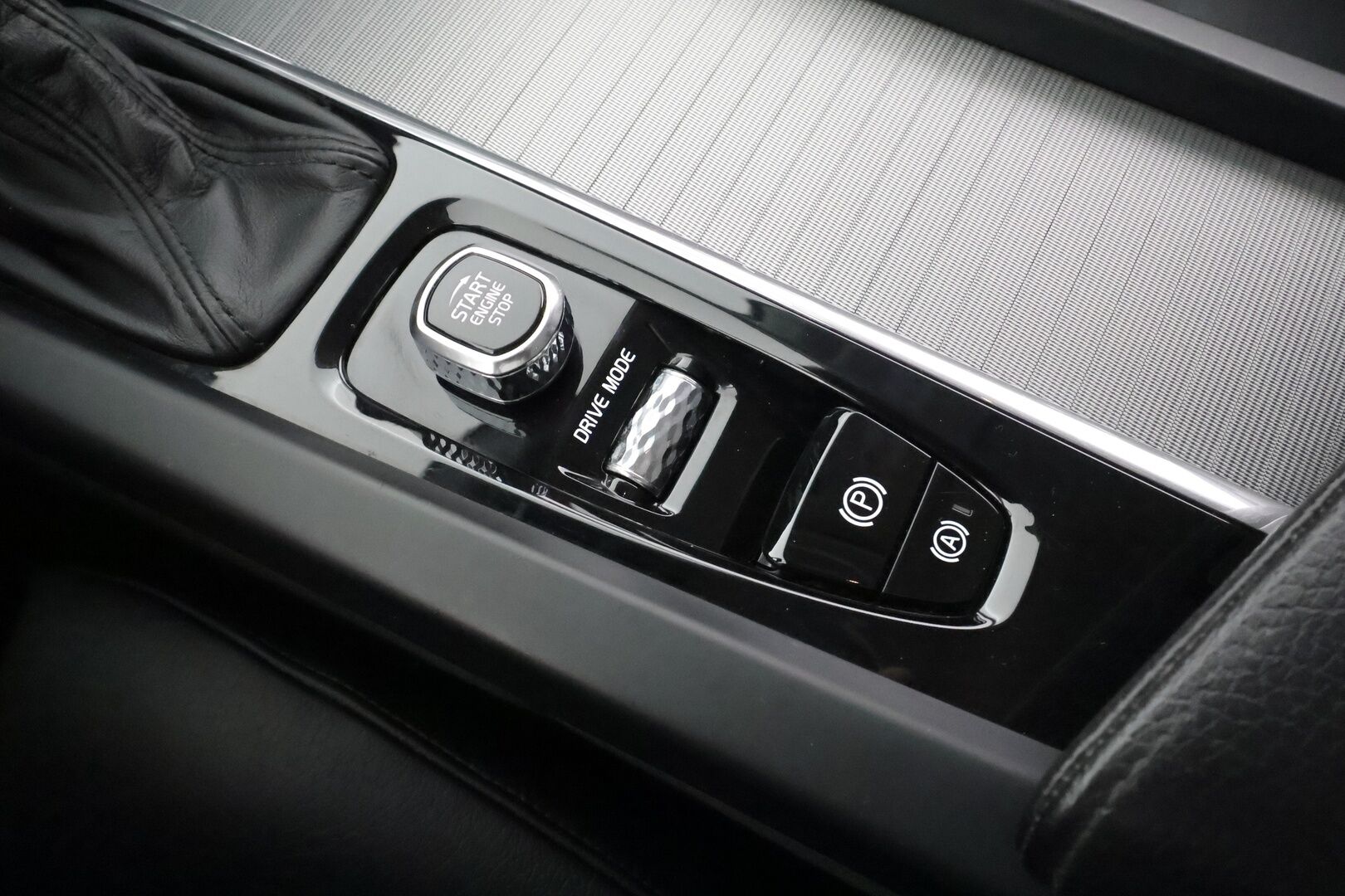 Volvo XC60 2018 D4 AWD Business Inscription aut * ACC / P.kamera / Webasto / Full LED / Navi / Muistipenkki / Sporttinahat / Keyless / BLIS * - Suomi-auto / Kahdet renkaat aluvanteilla / Merkkihuollettu / Juuri huollettu