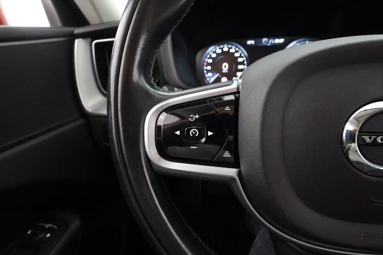 Volvo XC60 2018 D4 AWD Business Inscription aut * ACC / P.kamera / Webasto / Full LED / Navi / Muistipenkki / Sporttinahat / Keyless / BLIS * - Suomi-auto / Kahdet renkaat aluvanteilla / Merkkihuollettu / Juuri huollettu