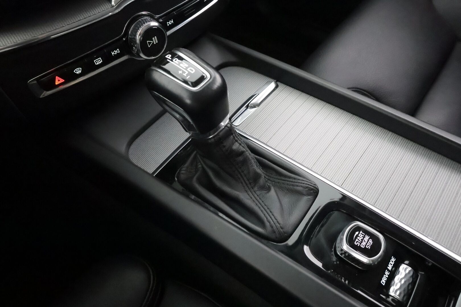 Volvo XC60 2018 D4 AWD Business Inscription aut * ACC / P.kamera / Webasto / Full LED / Navi / Muistipenkki / Sporttinahat / Keyless / BLIS * - Suomi-auto / Kahdet renkaat aluvanteilla / Merkkihuollettu / Juuri huollettu