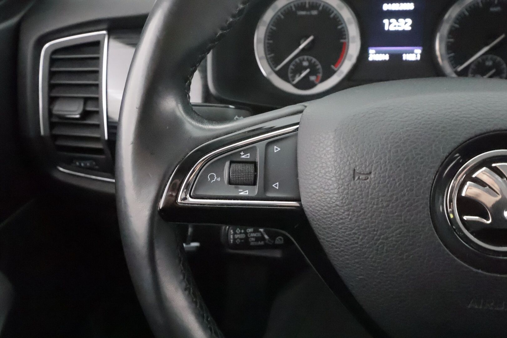 Skoda Kodiaq 2017 2,0 TDI 150 Style DSG * ACC / Canton / P.Tutkat / LED / 7-paikkainen / Nahka-alcantra / Apple&Android * - Suomi-auto / Kahdet renkaat