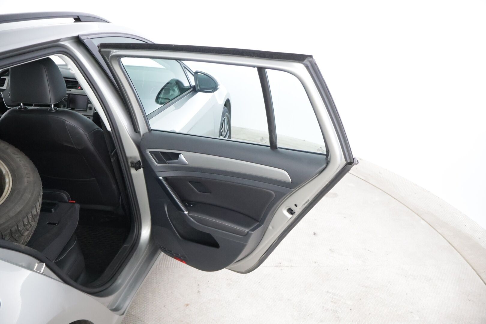 Volkswagen Golf 2016 Variant Comfortline 1,6 TDI 81 kW (110 hv) ** - YritysOutlet - Myydään vain yrityksille / Koukku / Webasto  / Tutkat ** - *– Tämä auto myydään YritysOutlet -valikoimasta vain yritykselle / Leimaa 6/2026 saakka / ErgoActive / 2x vanteet **