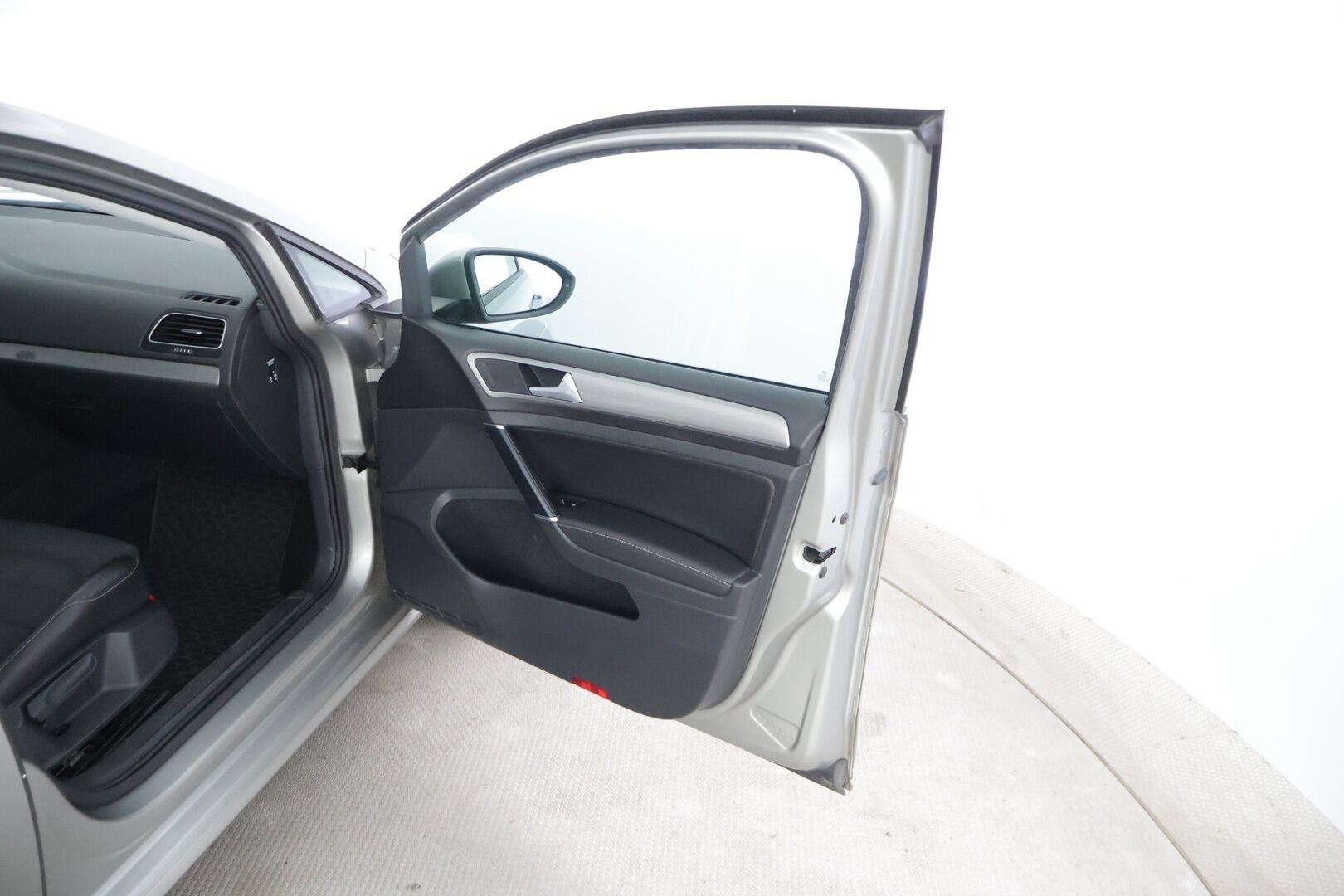 Volkswagen Golf 2016 Variant Comfortline 1,6 TDI 81 kW (110 hv) ** - YritysOutlet - Myydään vain yrityksille / Koukku / Webasto  / Tutkat ** - *– Tämä auto myydään YritysOutlet -valikoimasta vain yritykselle / Leimaa 6/2026 saakka / ErgoActive / 2x vanteet **