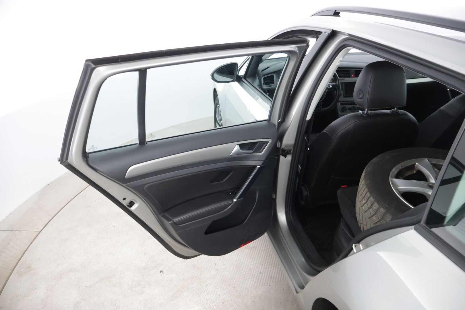Volkswagen Golf 2016 Variant Comfortline 1,6 TDI 81 kW (110 hv) ** - YritysOutlet - Myydään vain yrityksille / Koukku / Webasto  / Tutkat ** - *– Tämä auto myydään YritysOutlet -valikoimasta vain yritykselle / Leimaa 6/2026 saakka / ErgoActive / 2x vanteet **