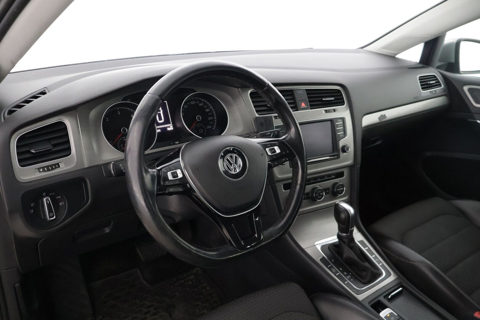 Volkswagen Golf 2016 Variant Comfortline 1,6 TDI 81 kW (110 hv) ** - YritysOutlet - Myydään vain yrityksille / Koukku / Webasto  / Tutkat ** - *– Tämä auto myydään YritysOutlet -valikoimasta vain yritykselle / Leimaa 6/2026 saakka / ErgoActive / 2x vanteet **