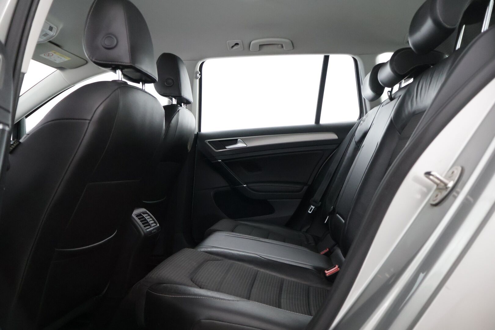 Volkswagen Golf 2016 Variant Comfortline 1,6 TDI 81 kW (110 hv) ** - YritysOutlet - Myydään vain yrityksille / Koukku / Webasto  / Tutkat ** - *– Tämä auto myydään YritysOutlet -valikoimasta vain yritykselle / Leimaa 6/2026 saakka / ErgoActive / 2x vanteet **