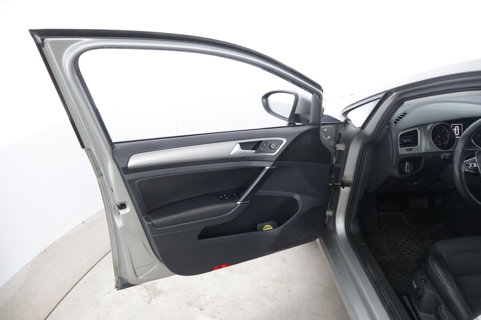 Volkswagen Golf 2016 Variant Comfortline 1,6 TDI 81 kW (110 hv) ** - YritysOutlet - Myydään vain yrityksille / Koukku / Webasto  / Tutkat ** - *– Tämä auto myydään YritysOutlet -valikoimasta vain yritykselle / Leimaa 6/2026 saakka / ErgoActive / 2x vanteet **